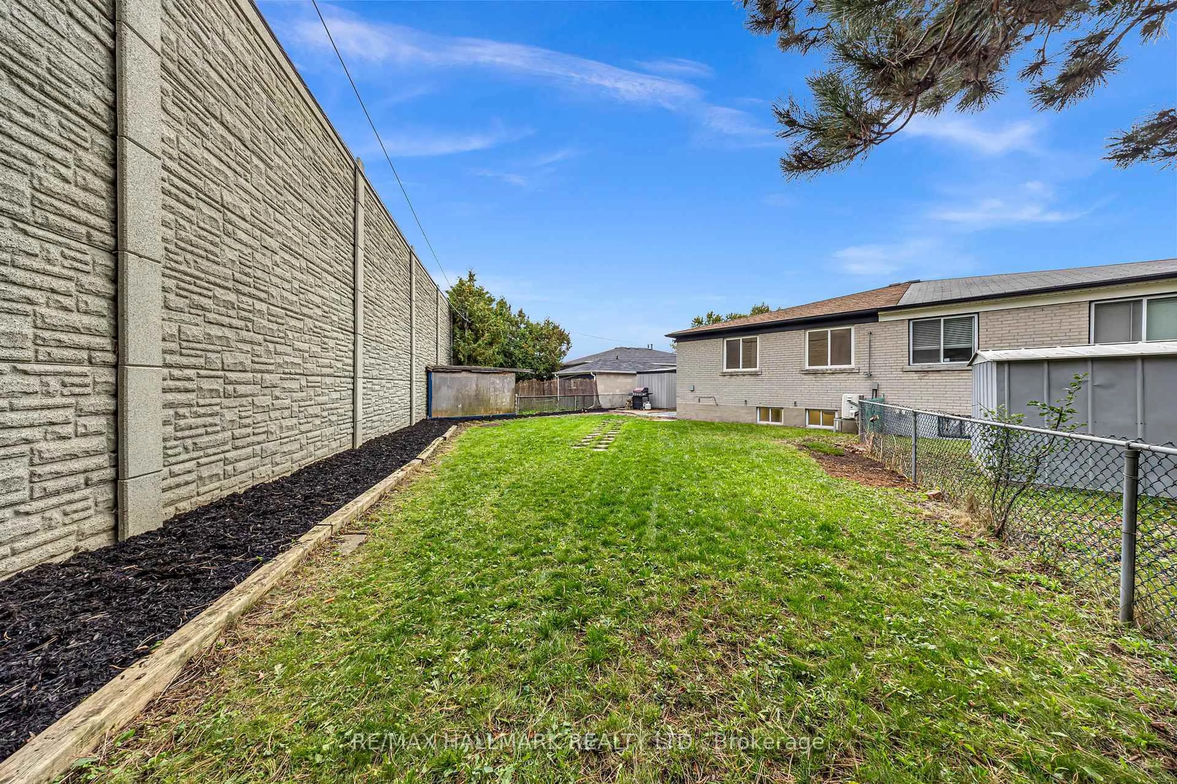 Patio, street for 28 Huddleston Crt, Toronto Ontario M1L 4L2