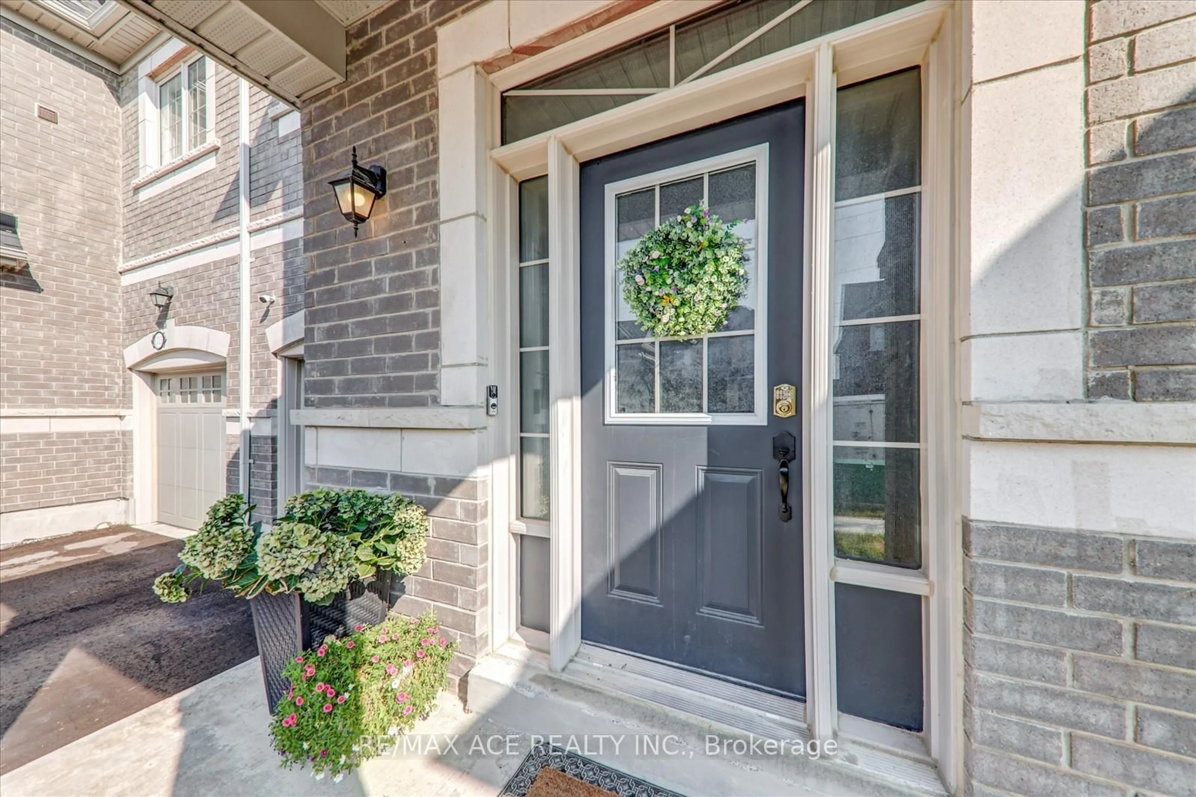 Indoor entryway for 1111 Skyridge Blvd, Pickering Ontario L1X 0M8