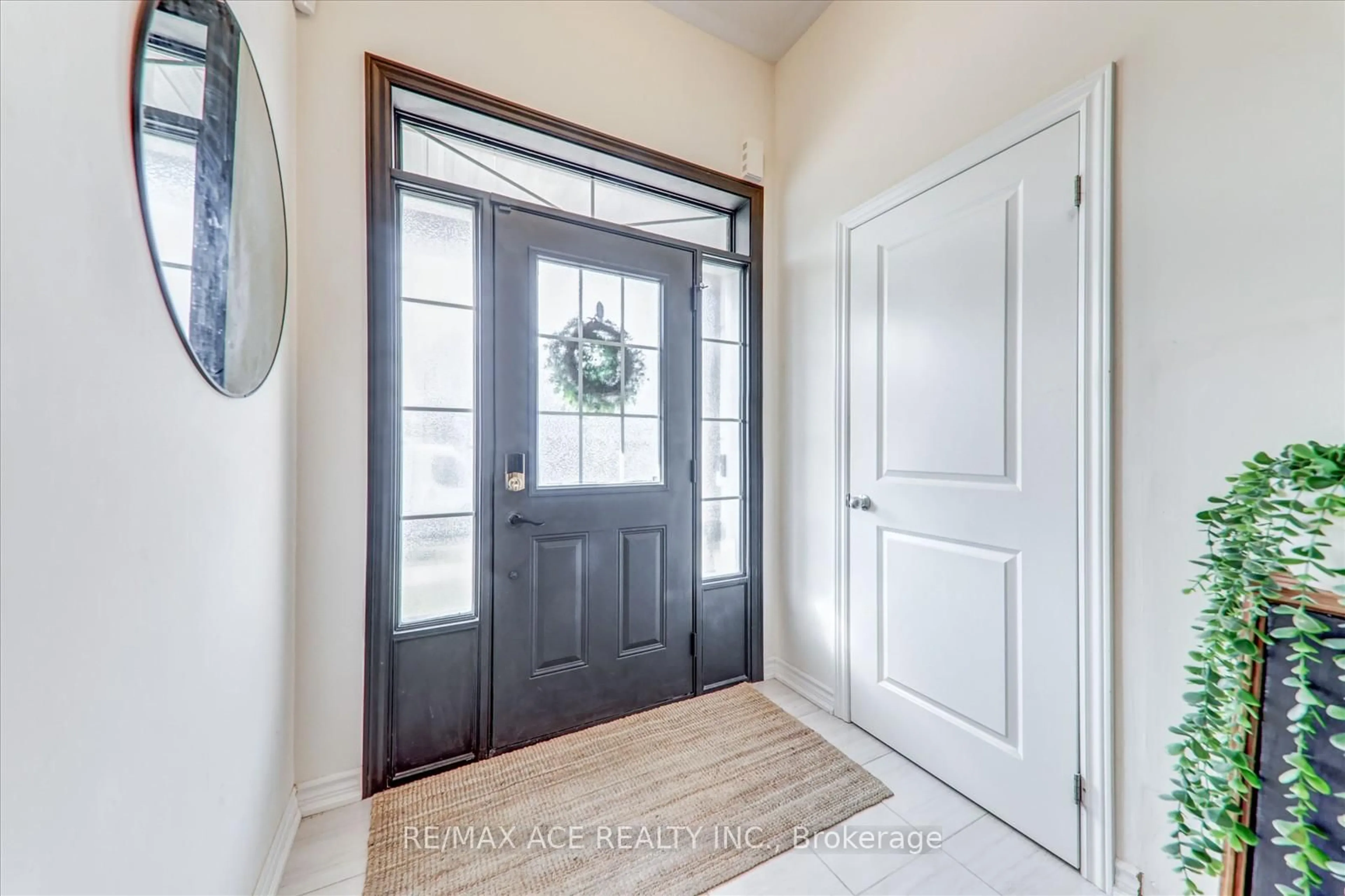 Indoor entryway for 1111 Skyridge Blvd, Pickering Ontario L1X 0M8