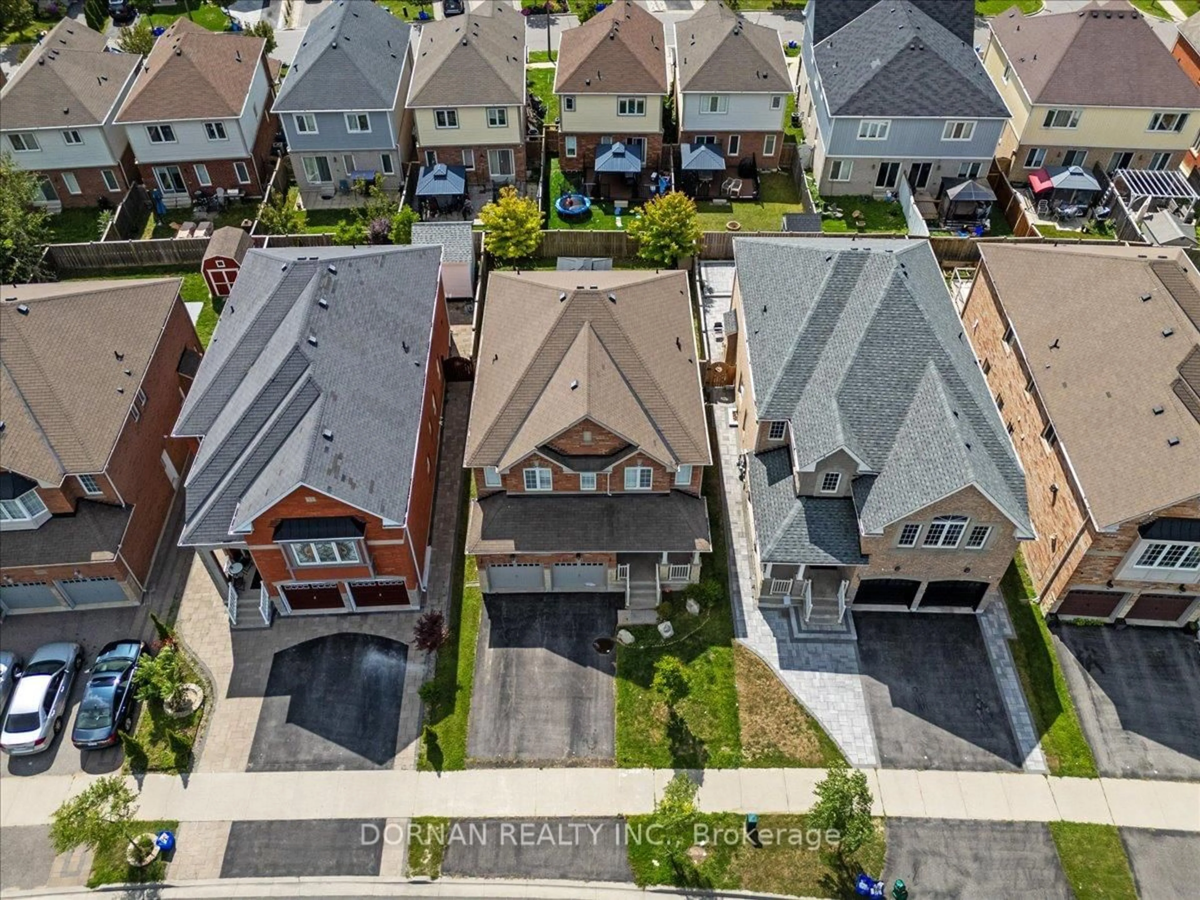 A pic from outside/outdoor area/front of a property/back of a property/a pic from drone, street for 1071 Coldstream Dr, Oshawa Ontario L1K 0J6