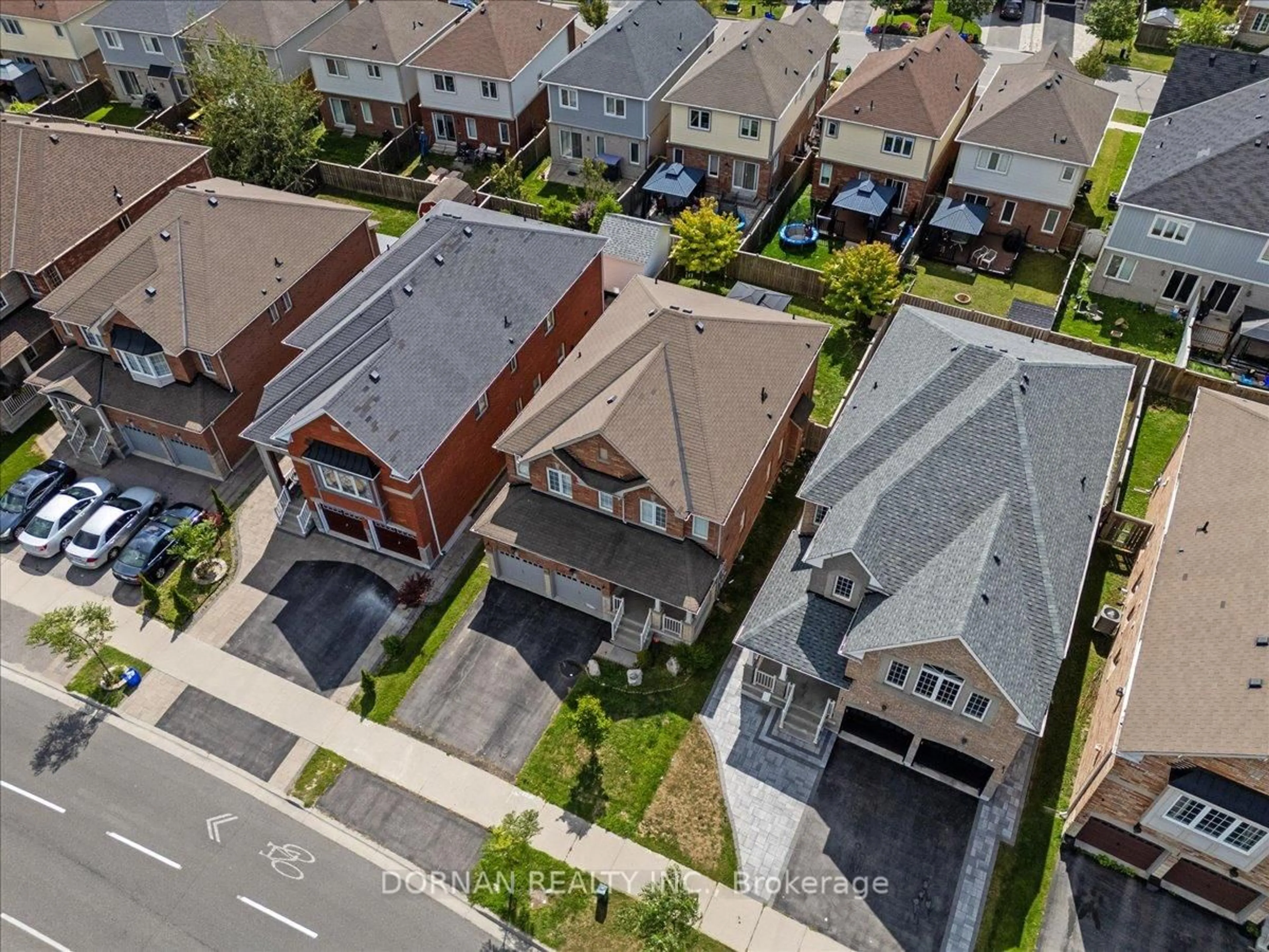 A pic from outside/outdoor area/front of a property/back of a property/a pic from drone, street for 1071 Coldstream Dr, Oshawa Ontario L1K 0J6