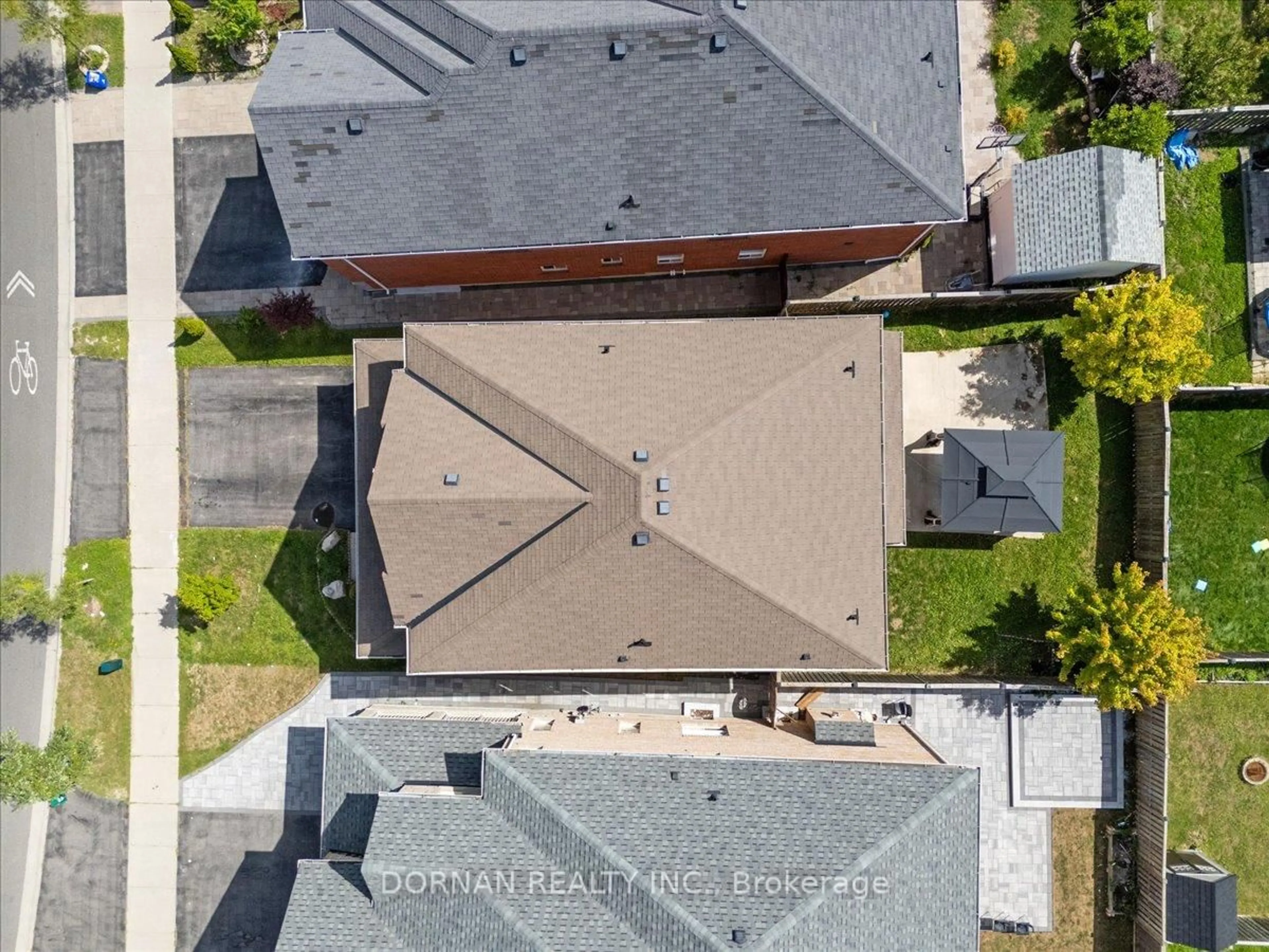 A pic from outside/outdoor area/front of a property/back of a property/a pic from drone, street for 1071 Coldstream Dr, Oshawa Ontario L1K 0J6