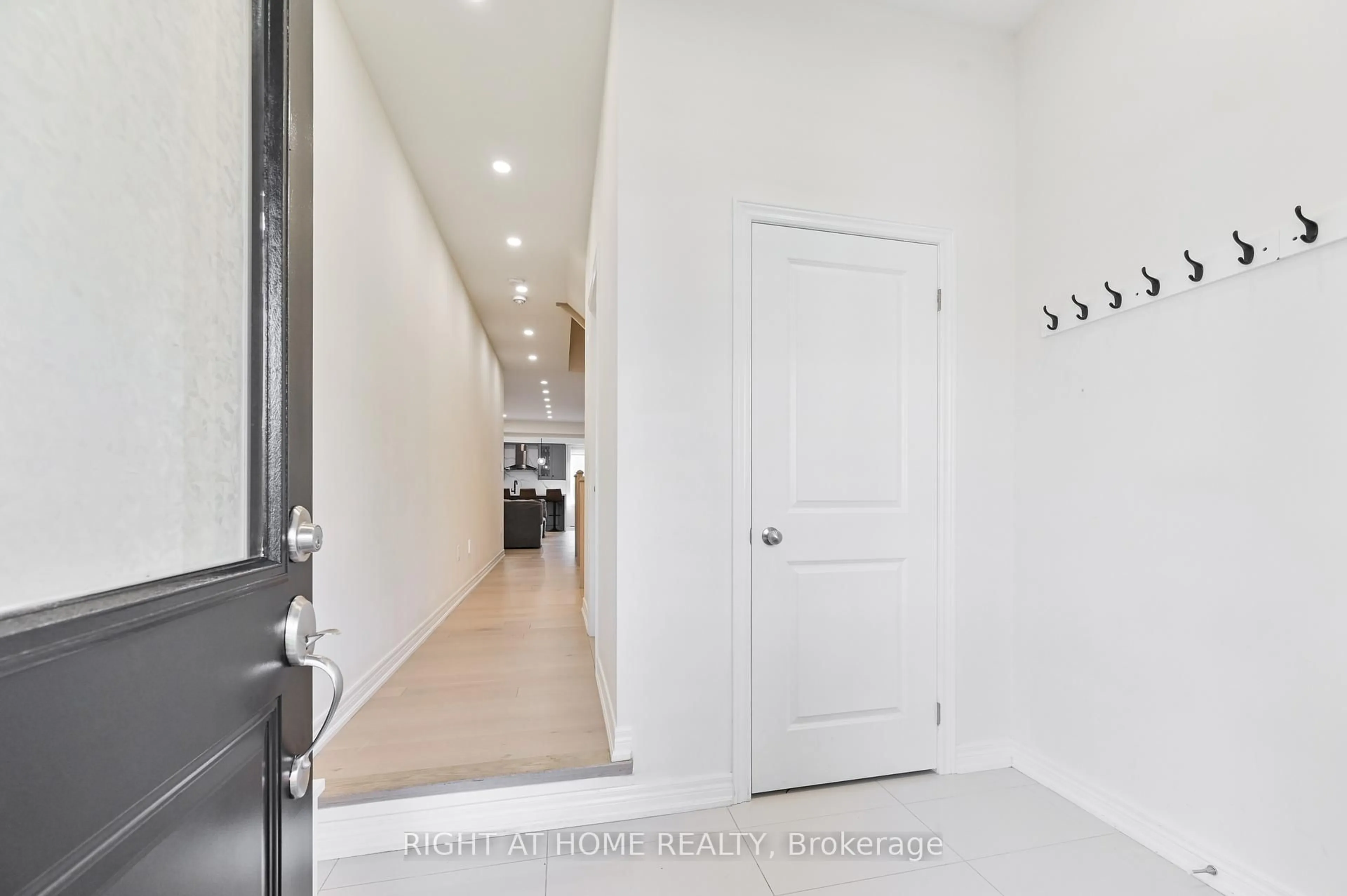 Indoor entryway for 80 Conarty Cres, Whitby Ontario L1P 0L4