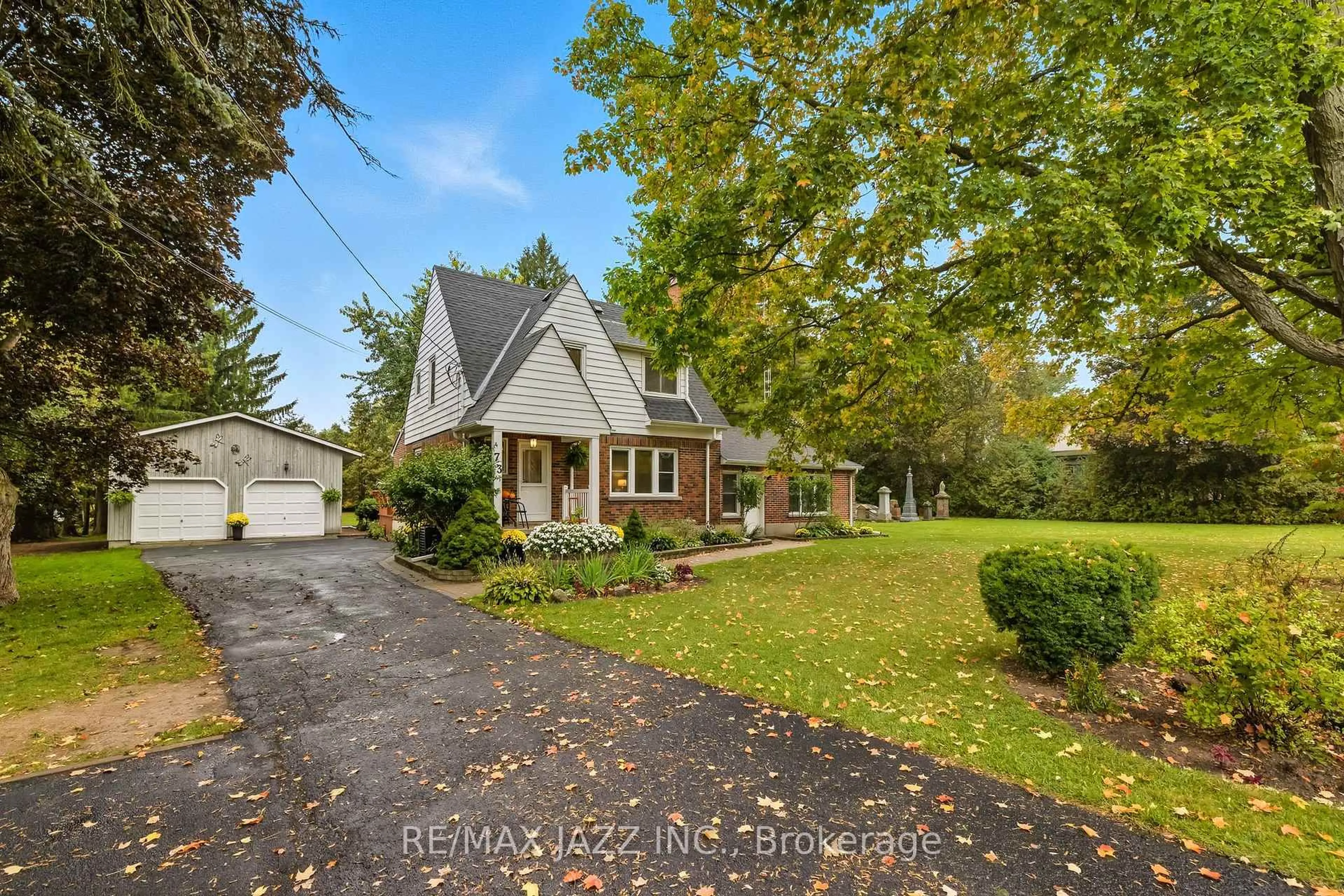 A pic from outside/outdoor area/front of a property/back of a property/a pic from drone, street for 73 Columbus Rd, Oshawa Ontario L1H 0G3