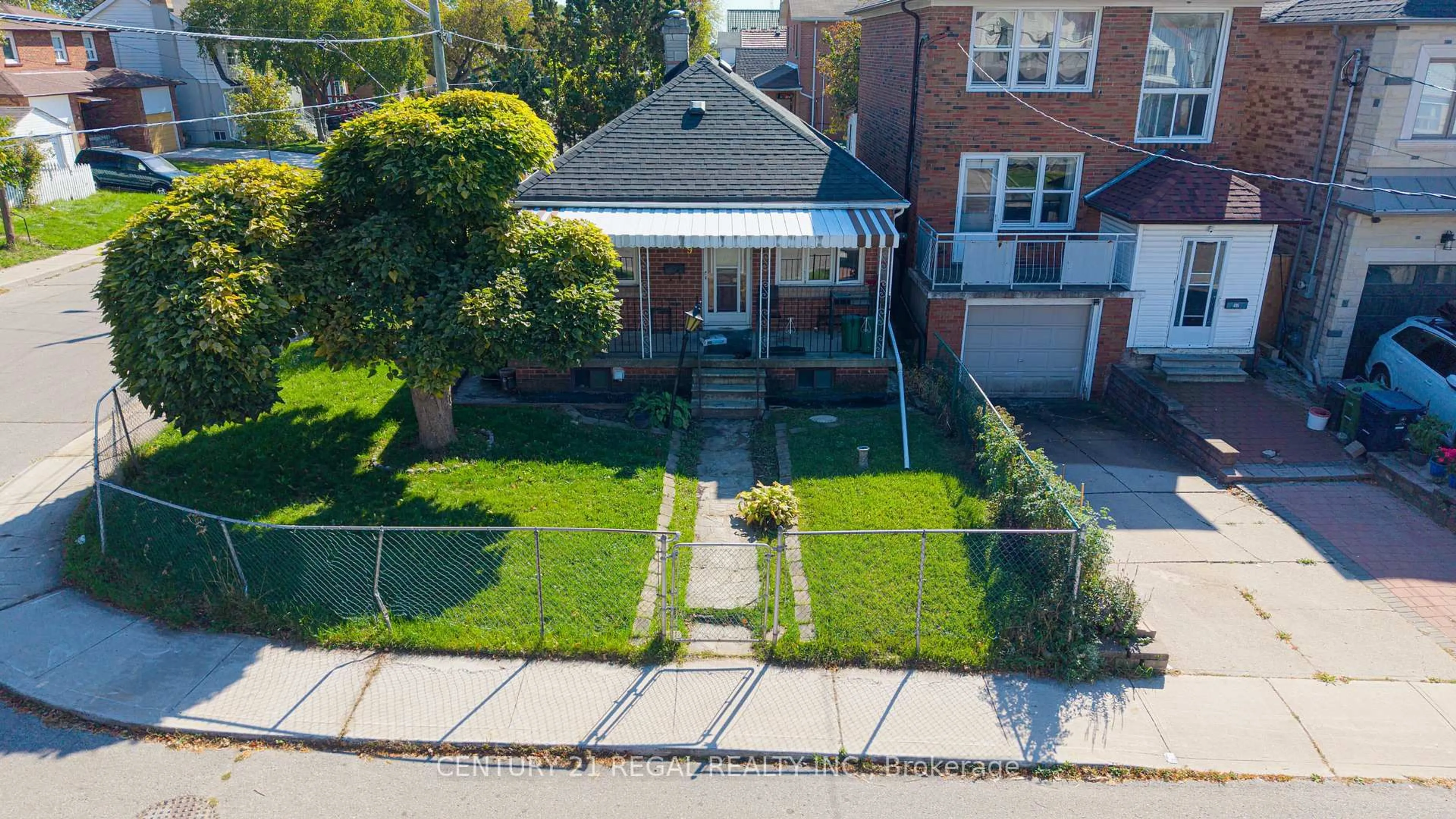 A pic from outside/outdoor area/front of a property/back of a property/a pic from drone, street for 39 Butterworth Ave, Toronto Ontario M1L 1H2