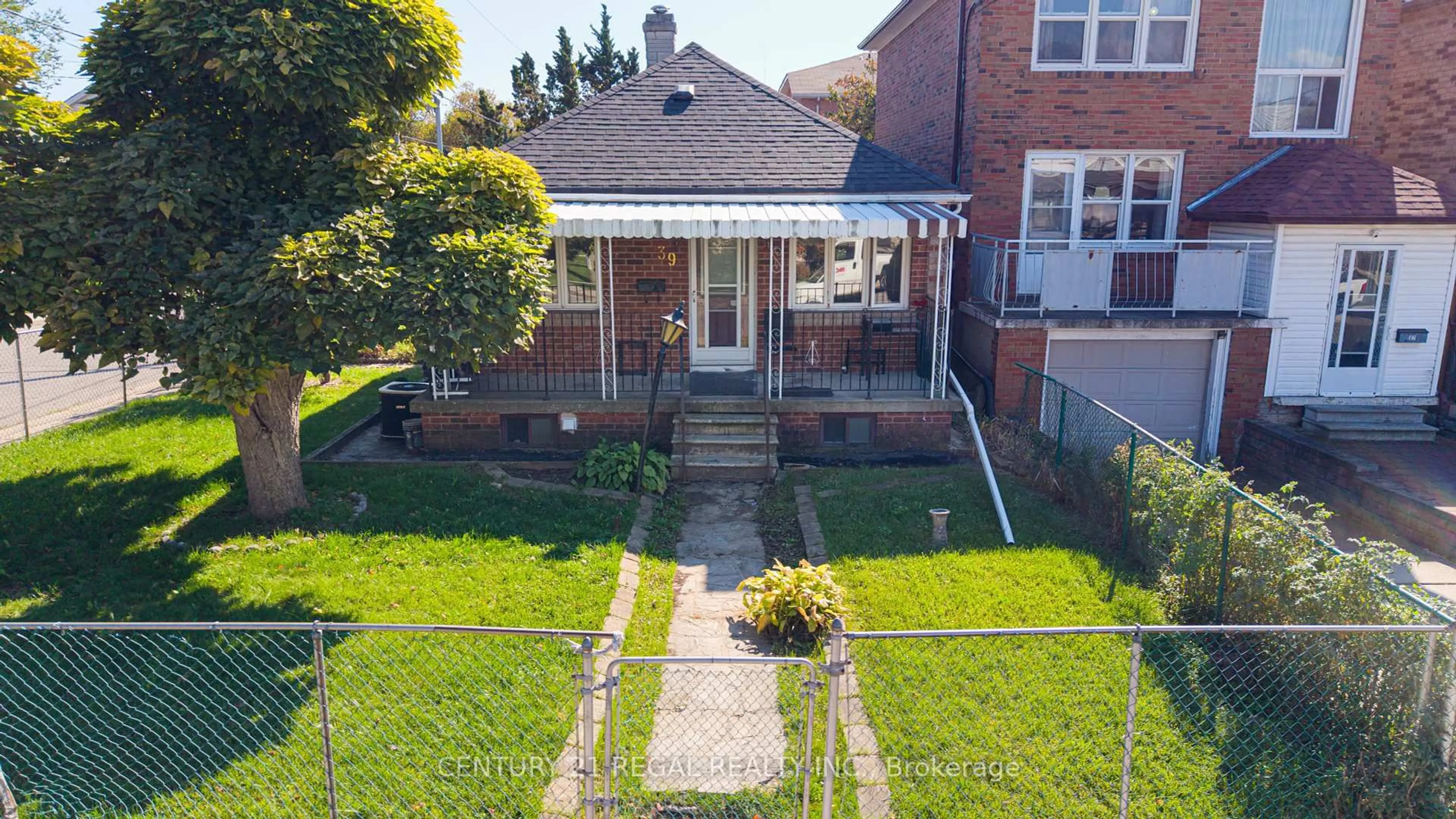 A pic from outside/outdoor area/front of a property/back of a property/a pic from drone, street for 39 Butterworth Ave, Toronto Ontario M1L 1H2