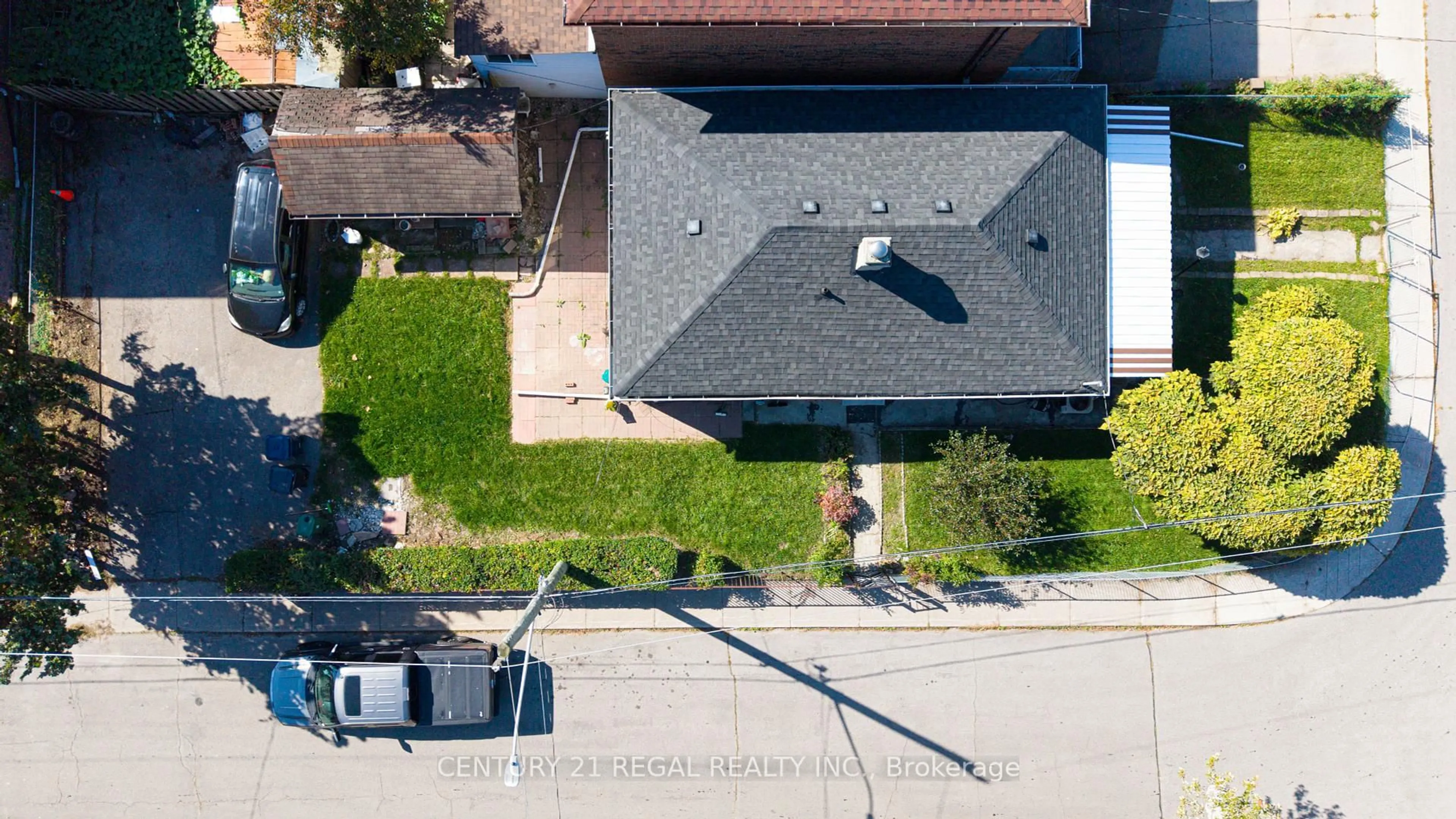 A pic from outside/outdoor area/front of a property/back of a property/a pic from drone, street for 39 Butterworth Ave, Toronto Ontario M1L 1H2