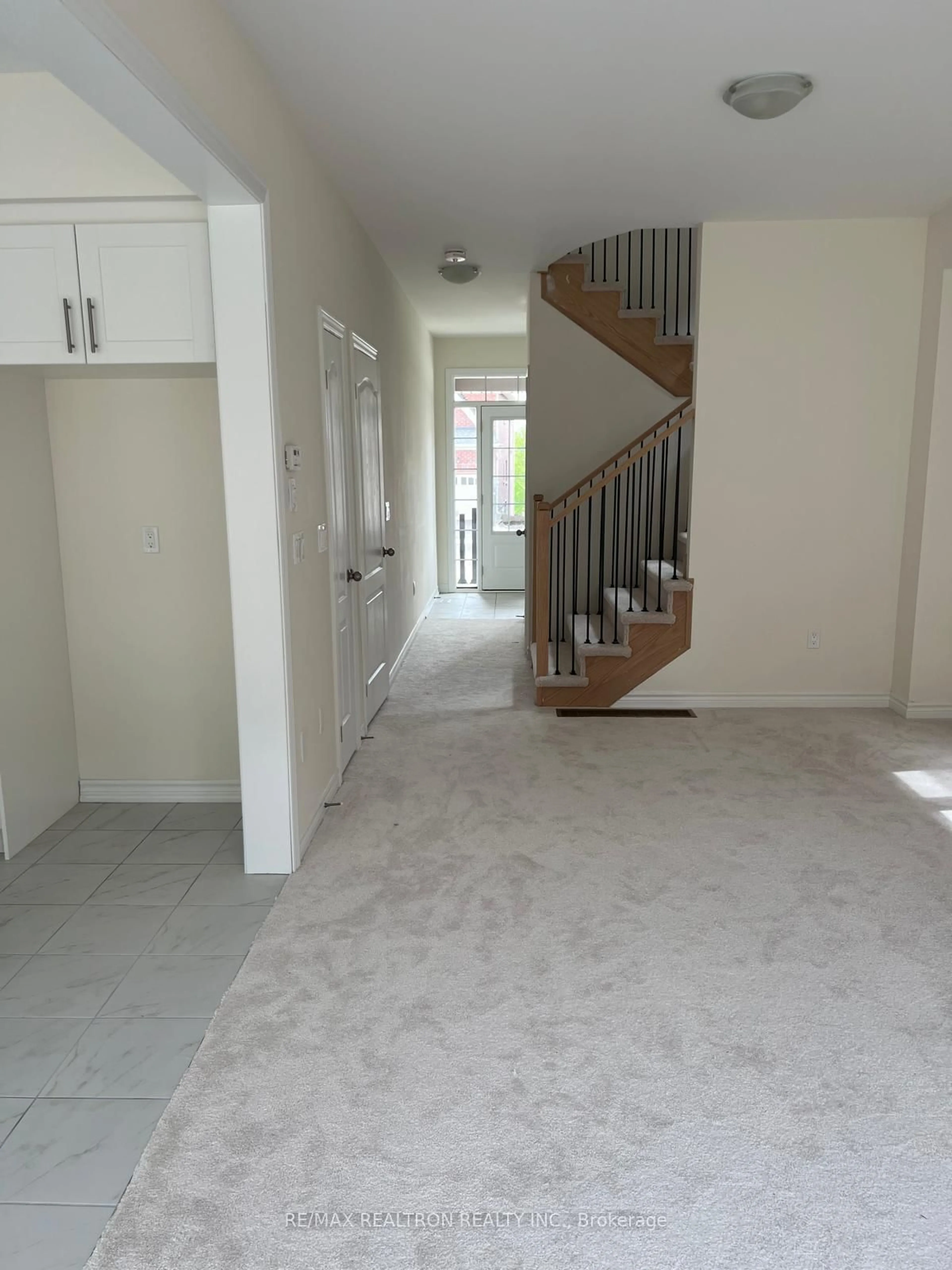 Indoor foyer for 92 Robin Tr, Scugog Ontario L9L 1T5