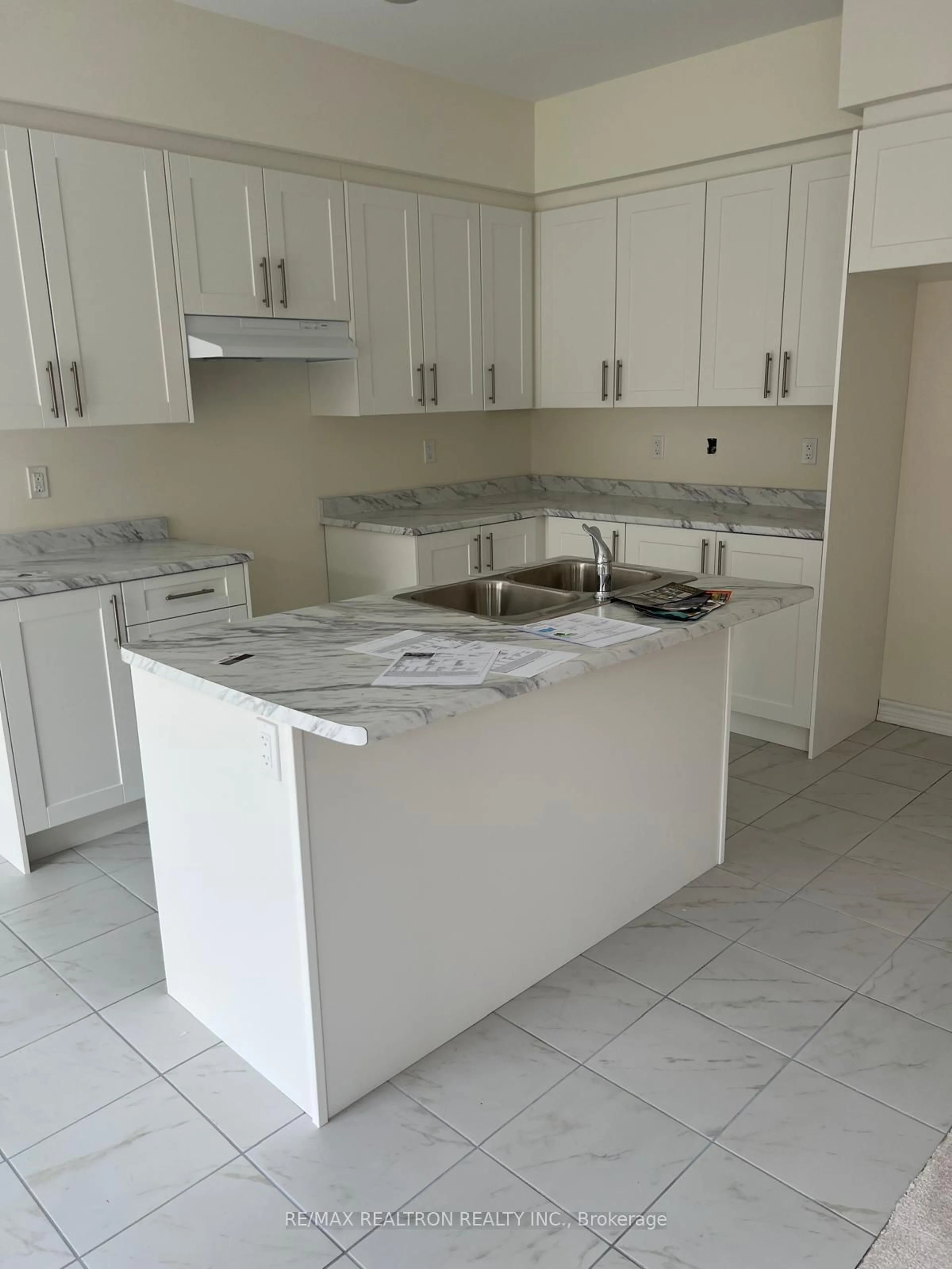 Standard kitchen, ceramic/tile floor for 92 Robin Tr, Scugog Ontario L9L 1T5