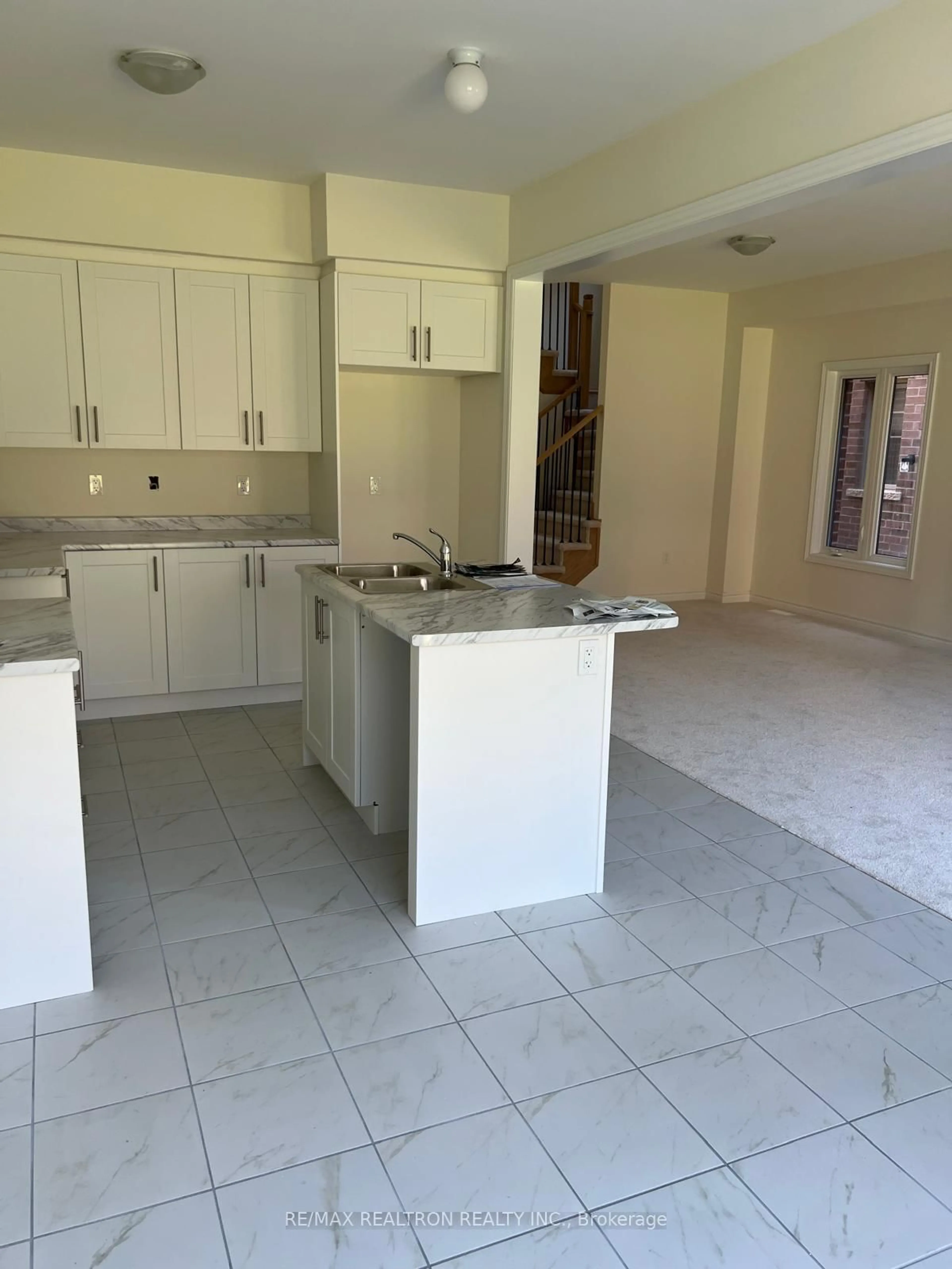 Standard kitchen, ceramic/tile floor for 92 Robin Tr, Scugog Ontario L9L 1T5
