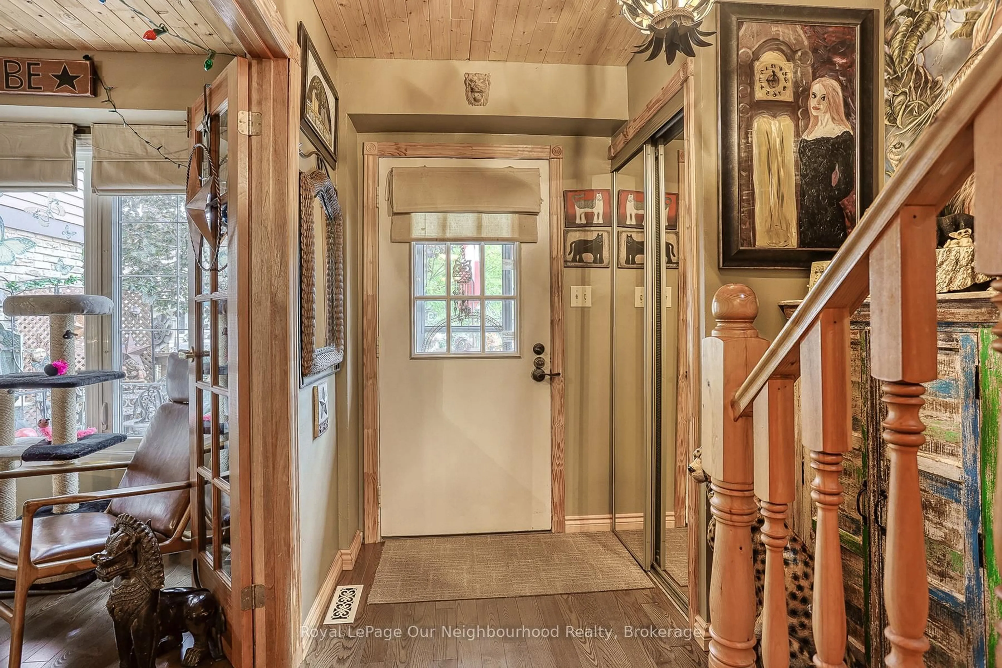 Indoor foyer for 1466 Wecker Dr, Oshawa Ontario L1J 6N2