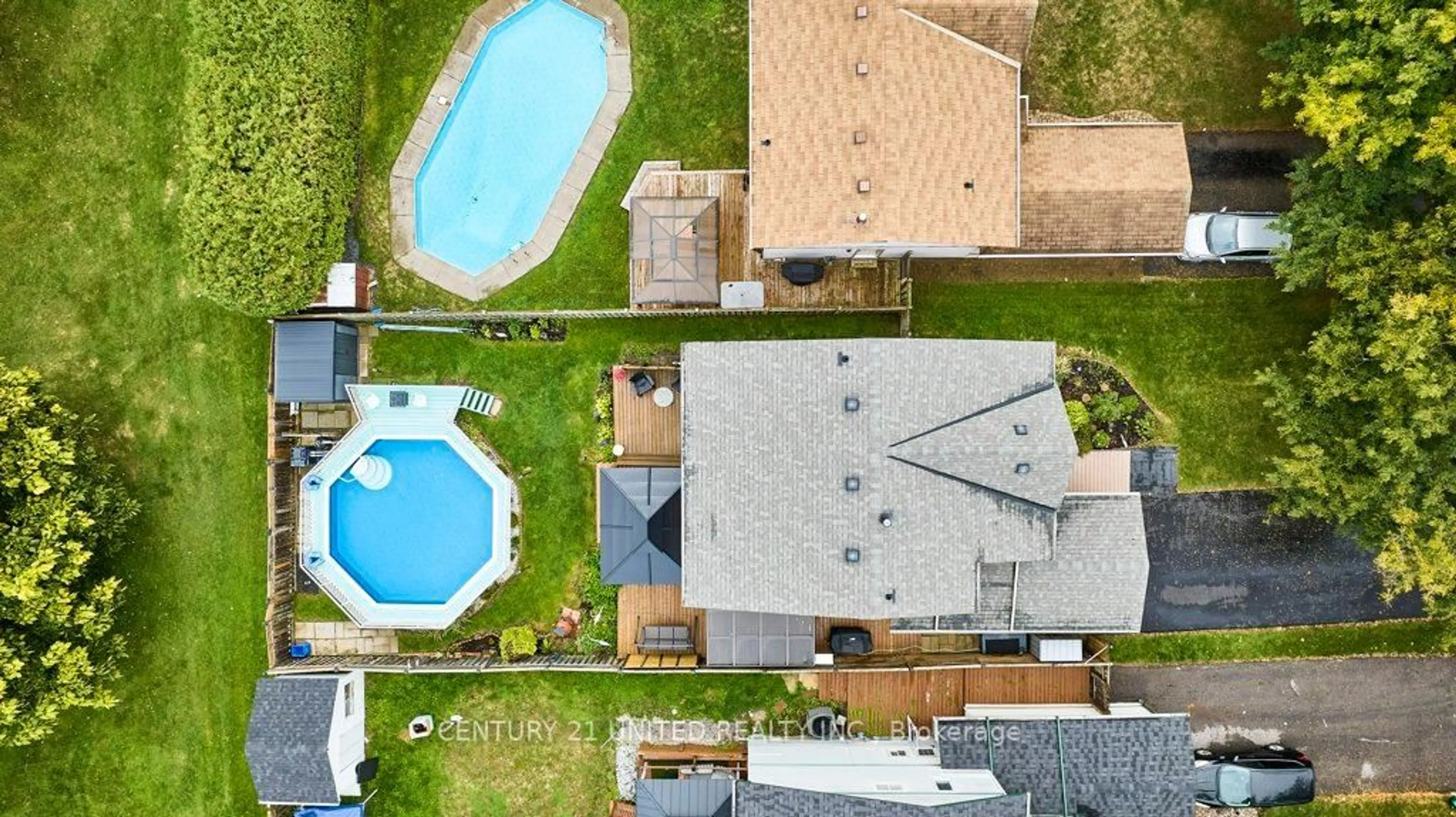 A pic from outside/outdoor area/front of a property/back of a property/a pic from drone, water/lake/river/ocean view for 273 Belfast Crt, Oshawa Ontario L1J 6K7