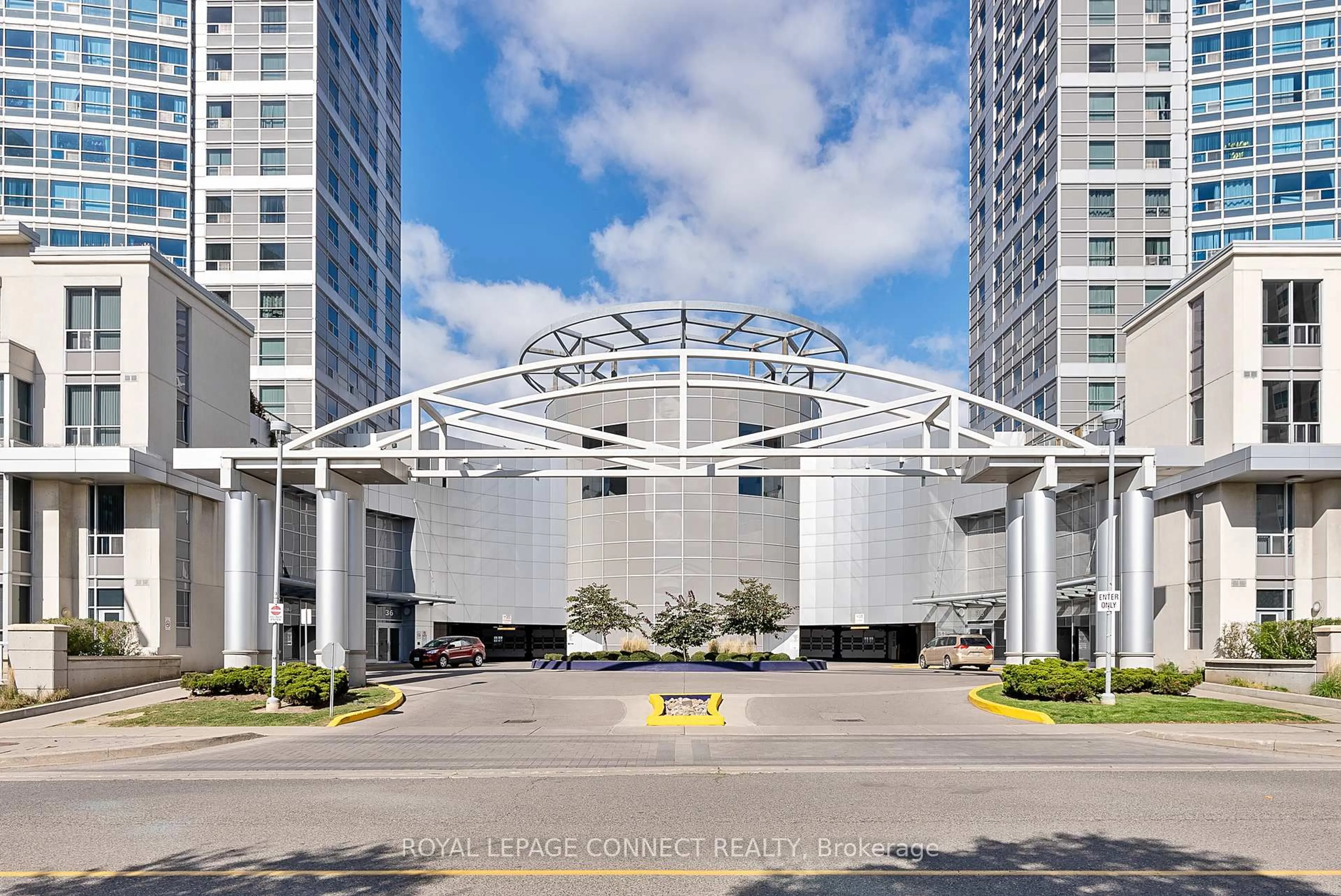 Indoor foyer for 36 Lee Centre Dr #1712, Toronto Ontario M1H 3K2