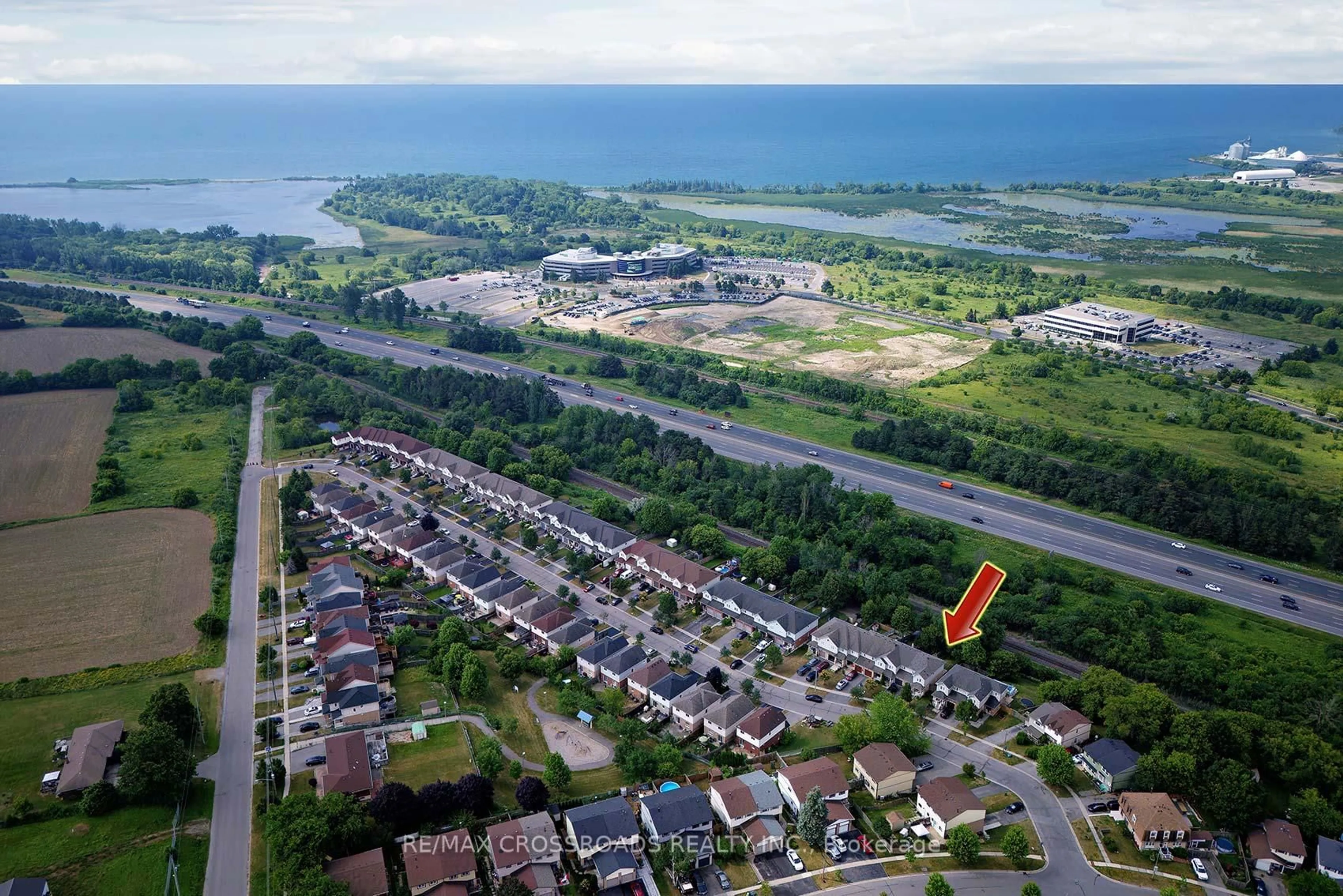 A pic from outside/outdoor area/front of a property/back of a property/a pic from drone, water/lake/river/ocean view for 988 Southport Dr, Oshawa Ontario L1H 8A3