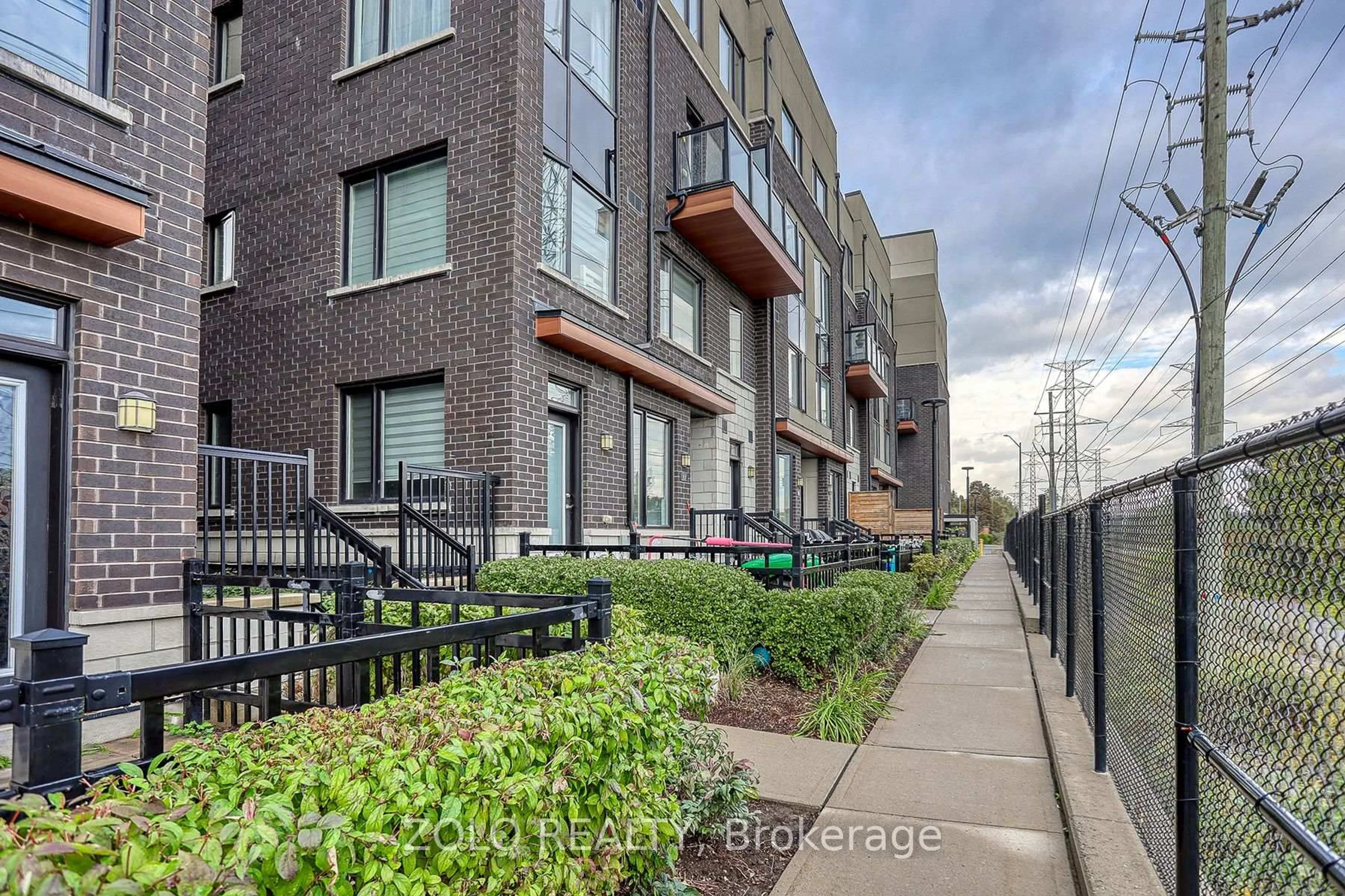 Patio, street for 1555 Kingston Rd #218, Pickering Ontario L1V 0E9