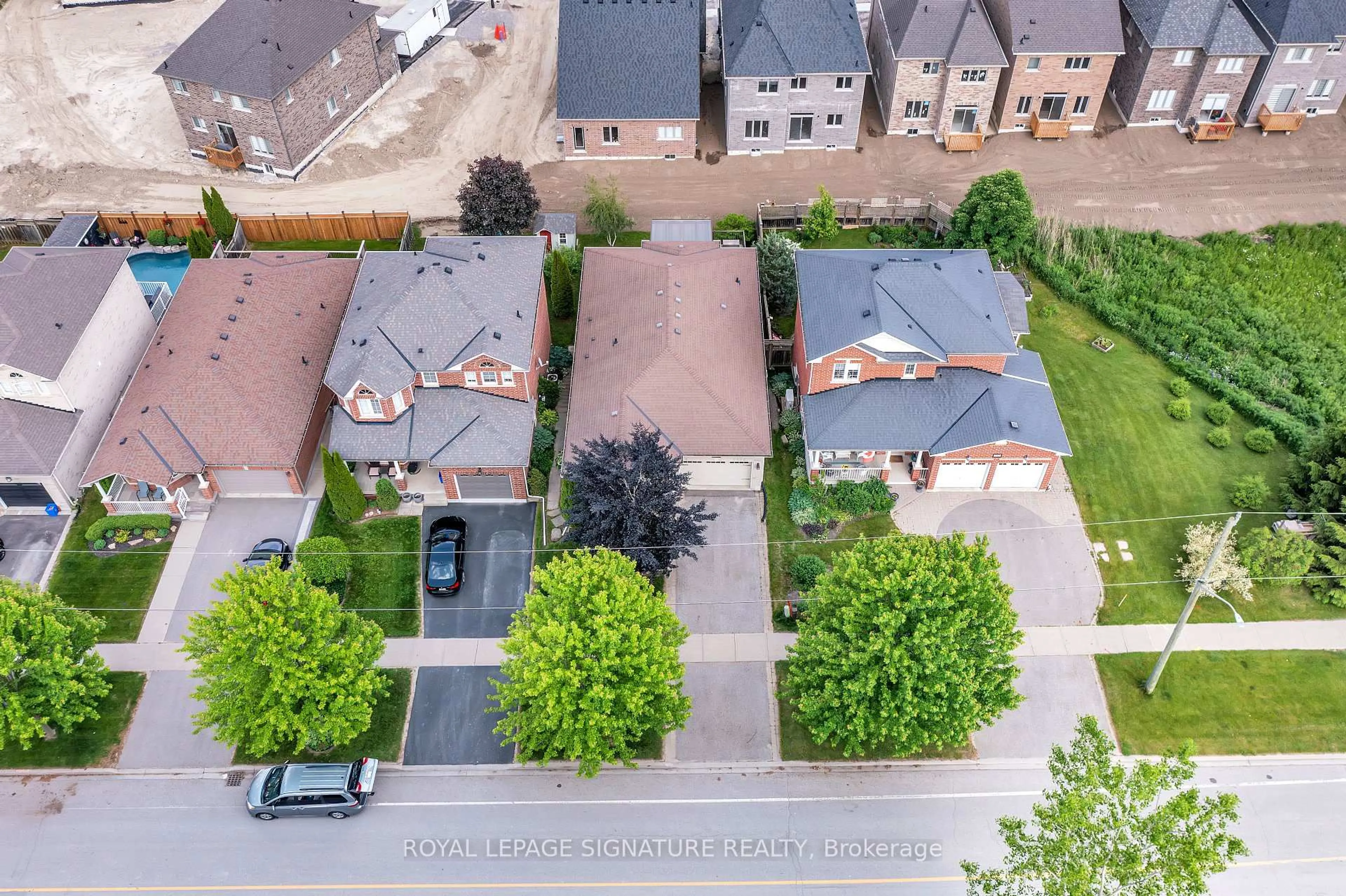 A pic from outside/outdoor area/front of a property/back of a property/a pic from drone, street for 233 Union St, Scugog Ontario L9L 2C7