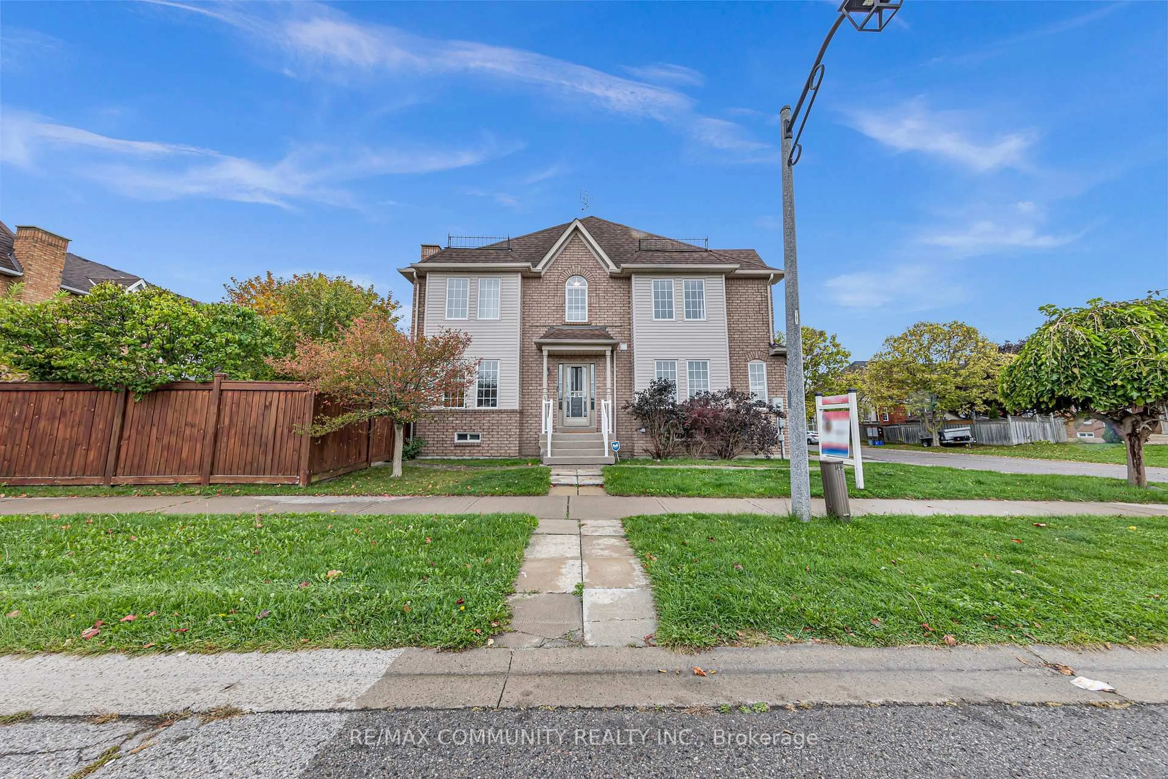 A pic from outside/outdoor area/front of a property/back of a property/a pic from drone, street for 1 Playfair Rd, Whitby Ontario L1N 9S8