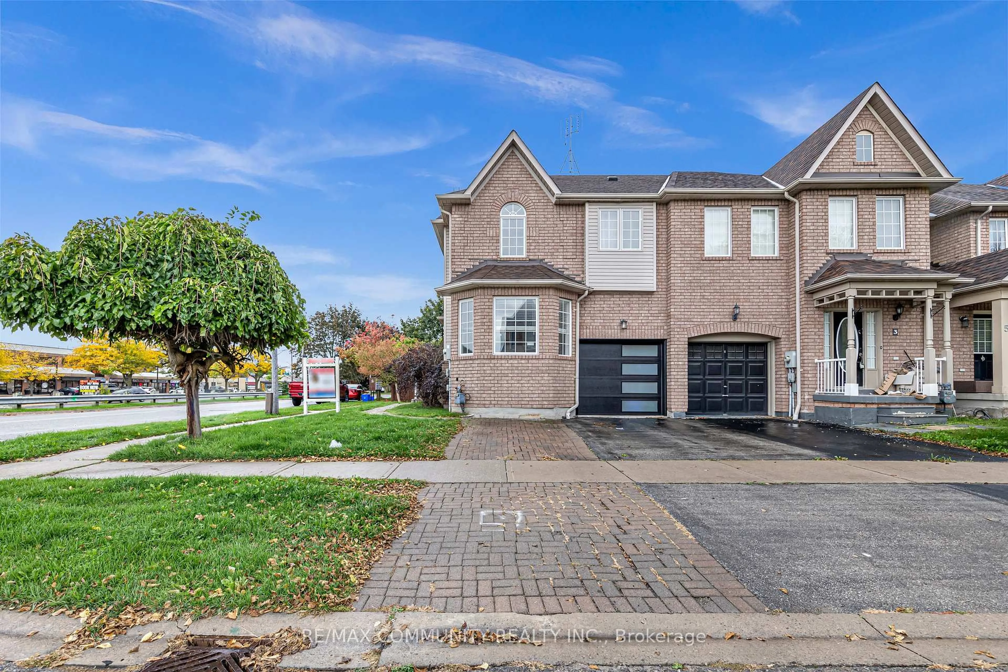 Unknown for 1 Playfair Rd, Whitby Ontario L1N 9S8