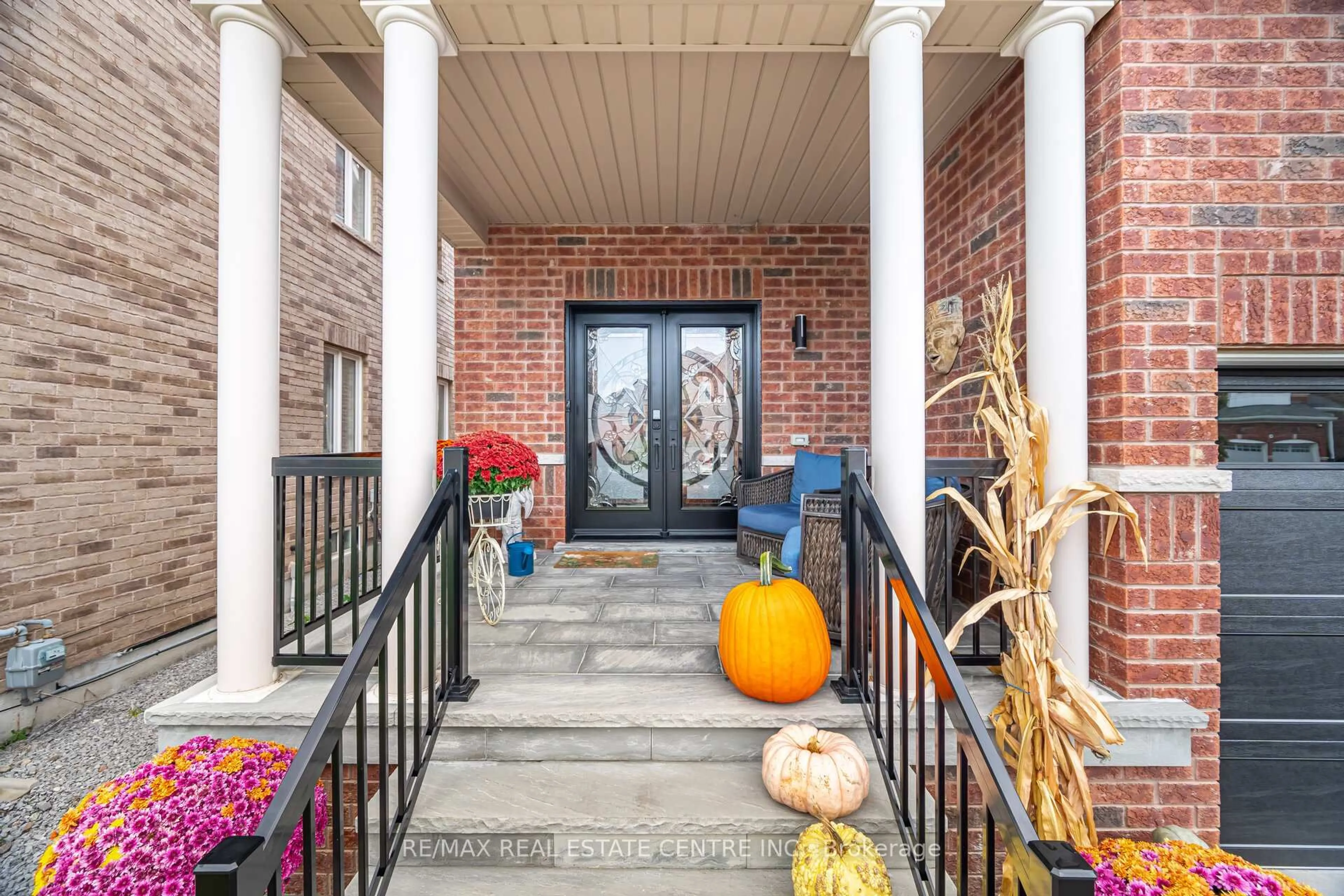 Indoor entryway for 844 Wrenwood Dr, Oshawa Ontario L1K 0V8