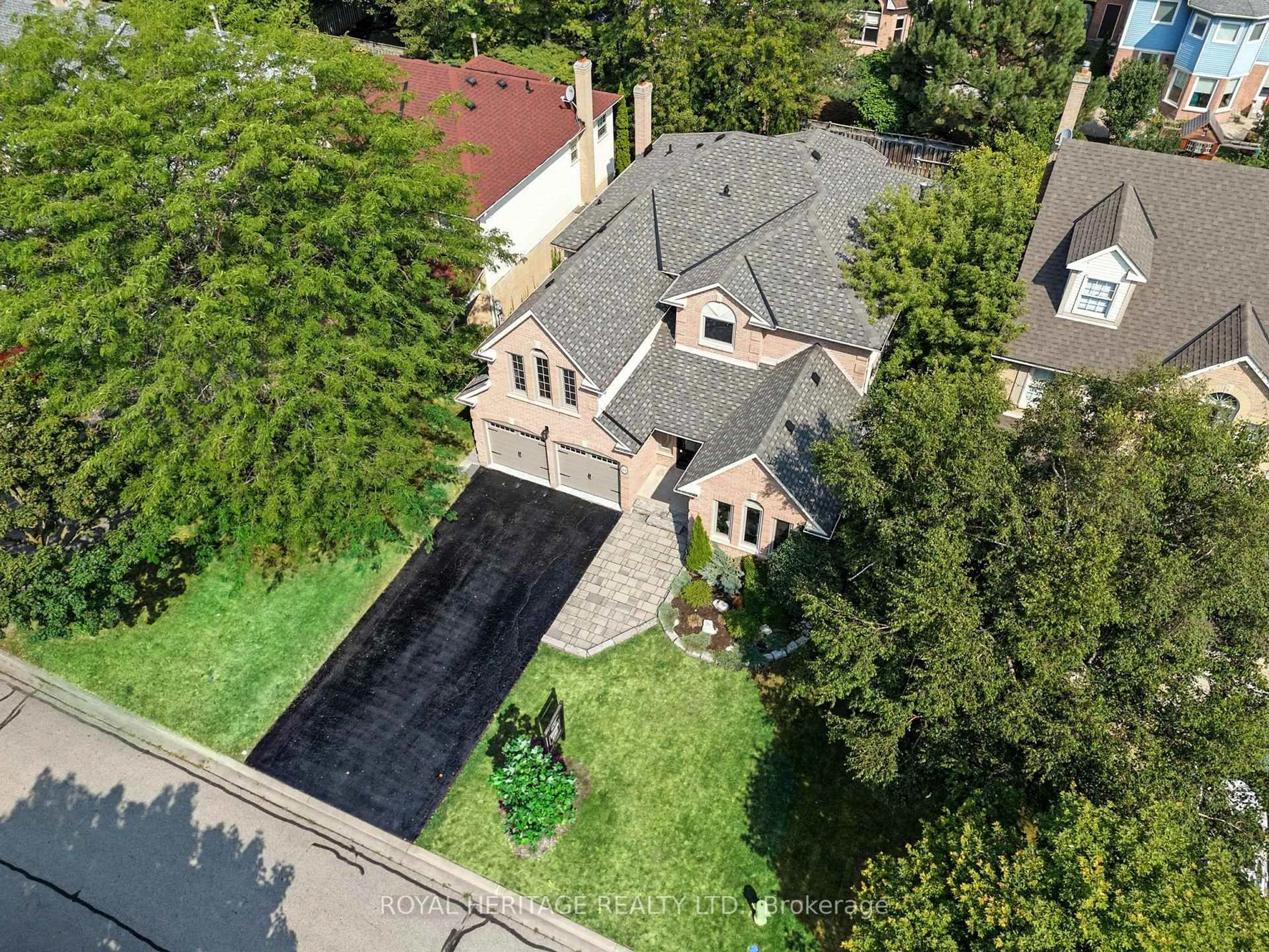 A pic from outside/outdoor area/front of a property/back of a property/a pic from drone, street for 14 Balsdon Cres, Whitby Ontario L1P 1L5