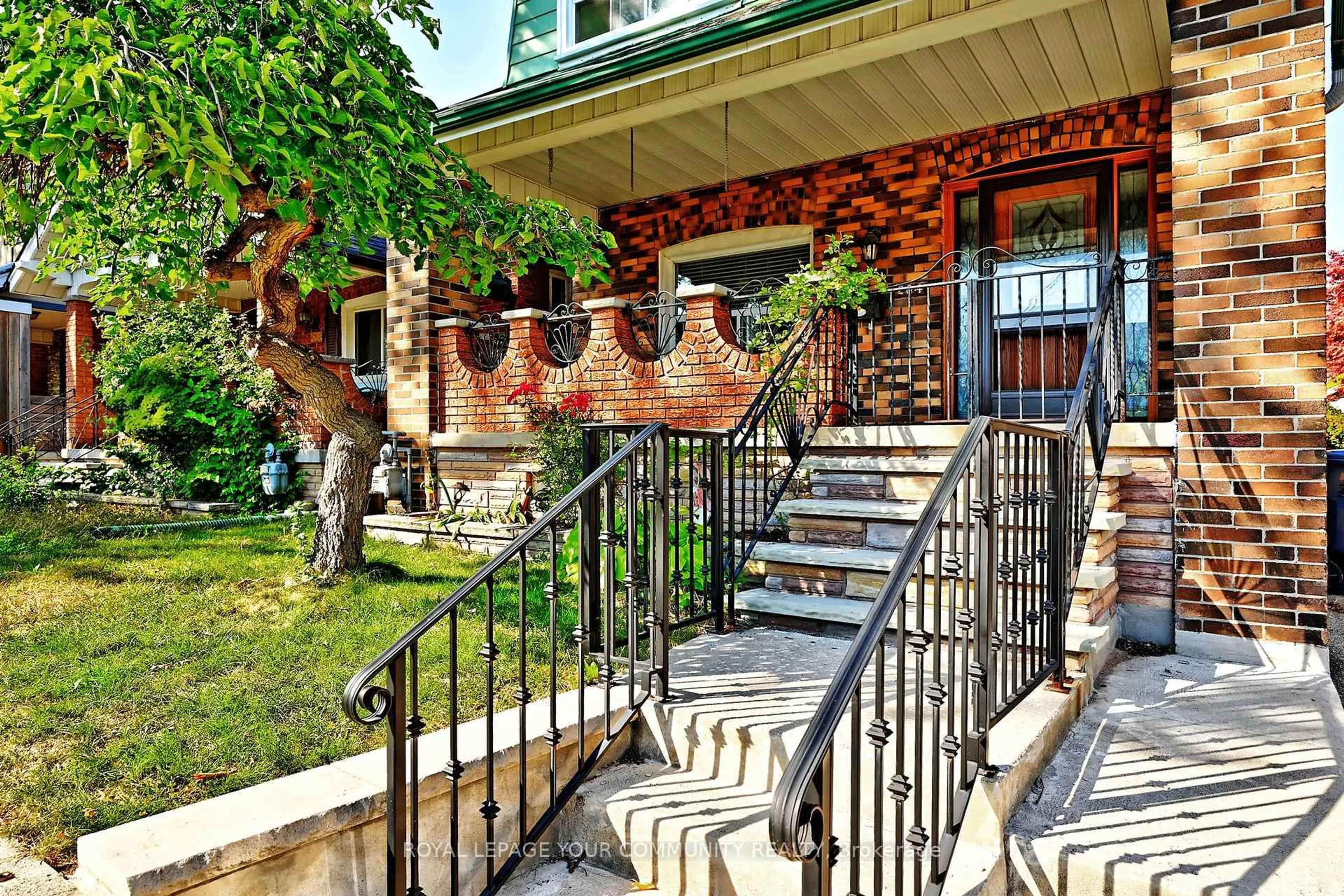 Patio, street for 284 Wolverleigh Blvd, Toronto Ontario M4C 1S4