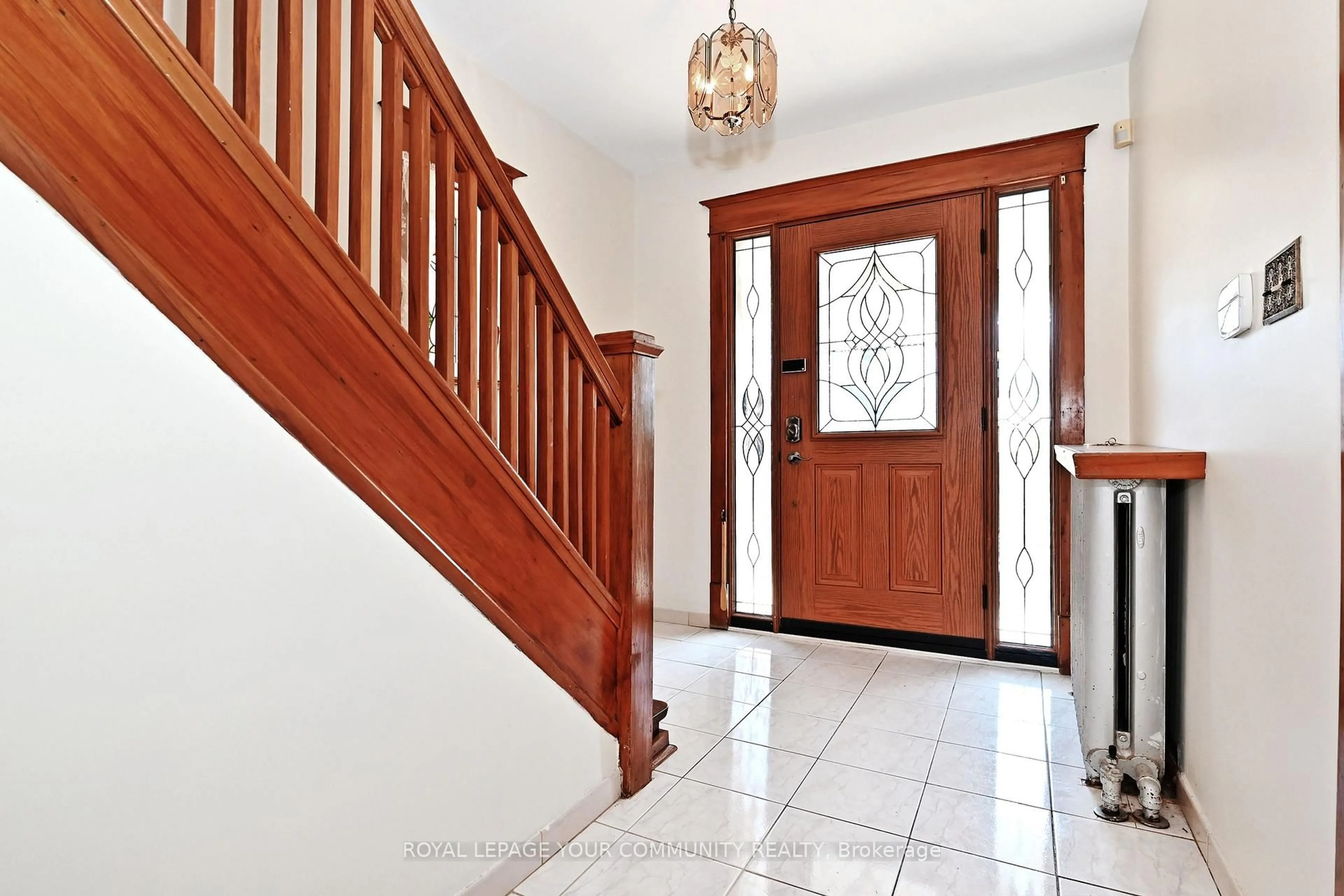 Indoor entryway for 284 Wolverleigh Blvd, Toronto Ontario M4C 1S4
