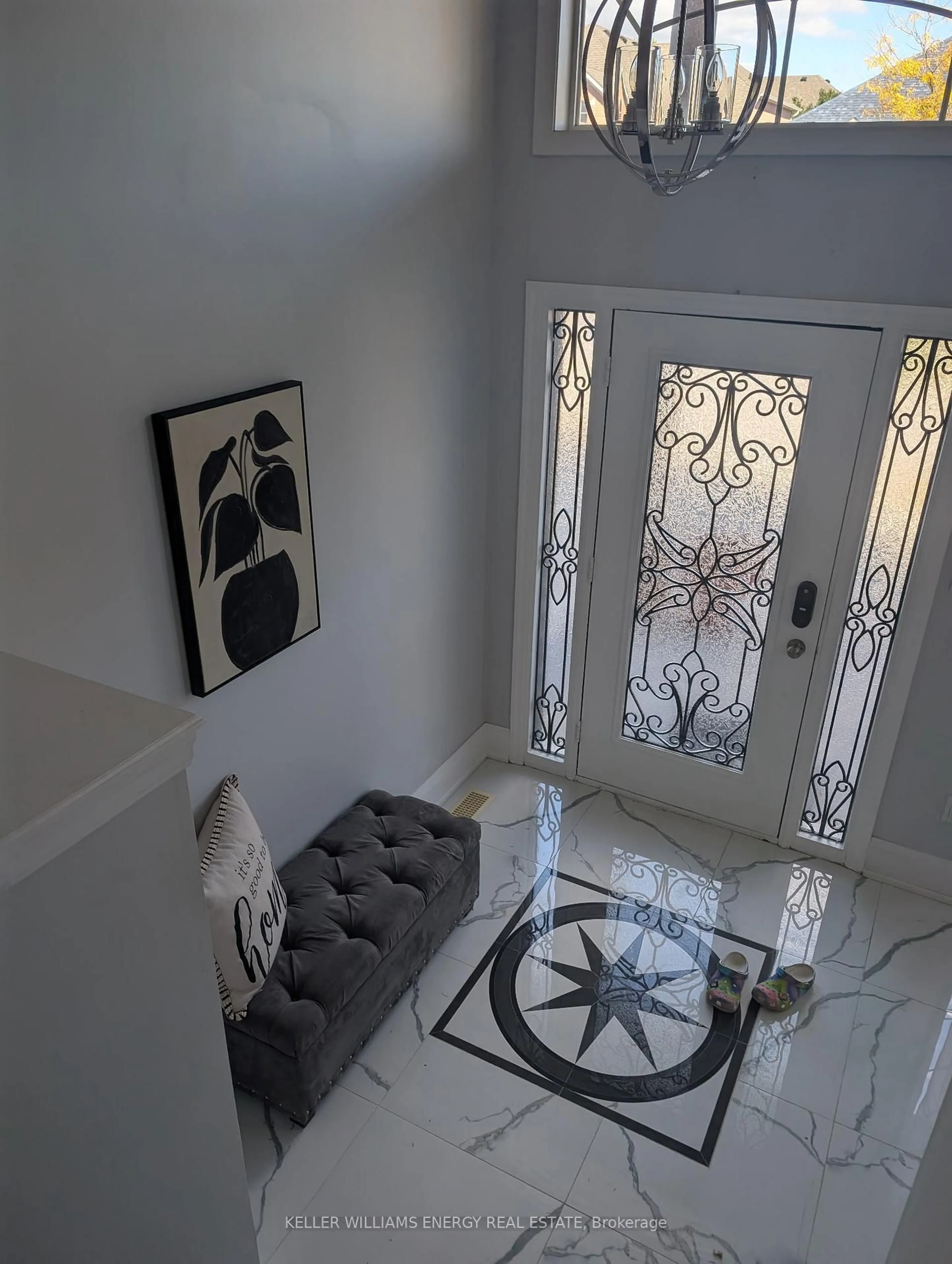 Indoor entryway for 1602 Chilliwack St, Oshawa Ontario L1K 0C4