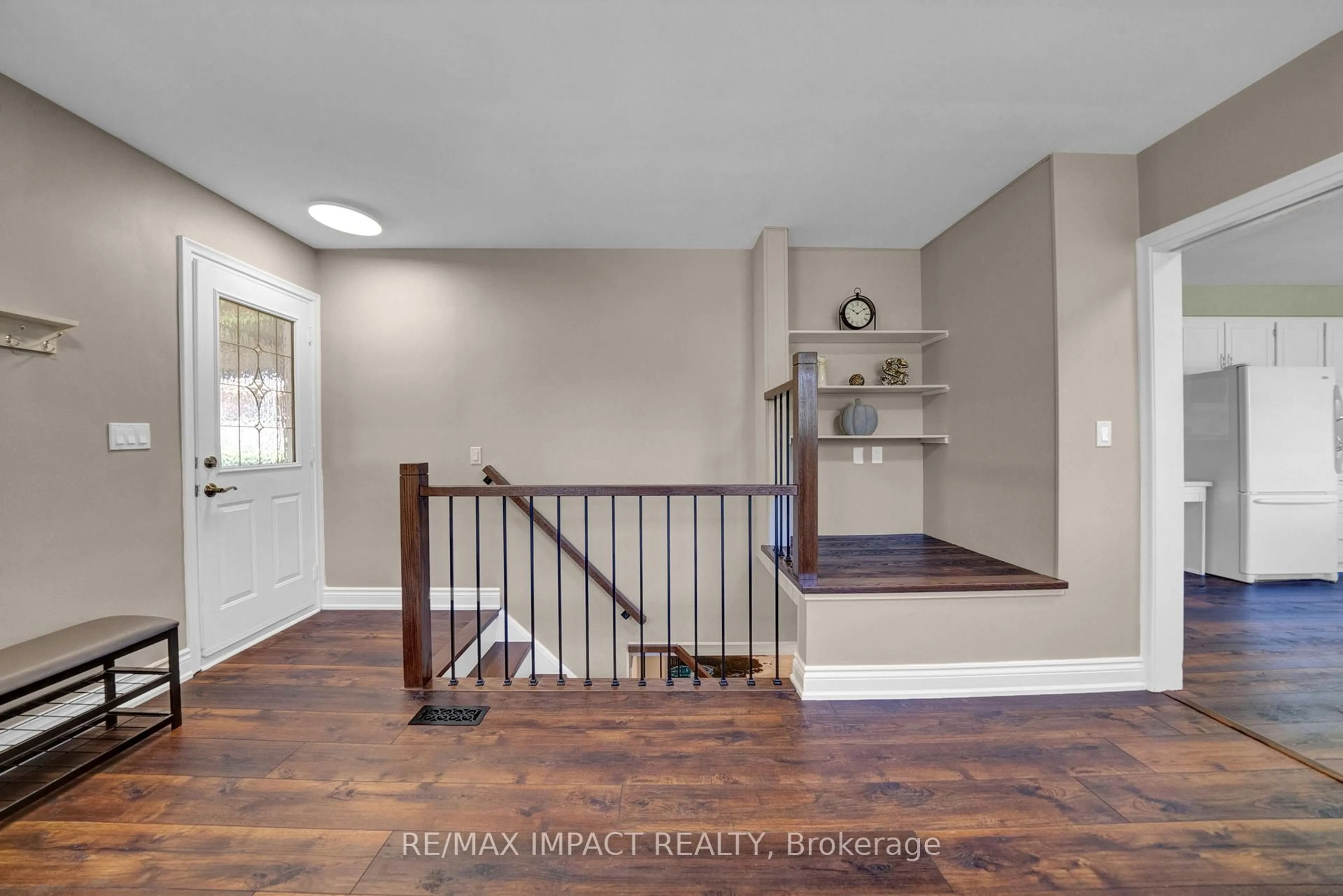 Indoor entryway for 397 Brentwood Ave, Oshawa Ontario L1G 2S7