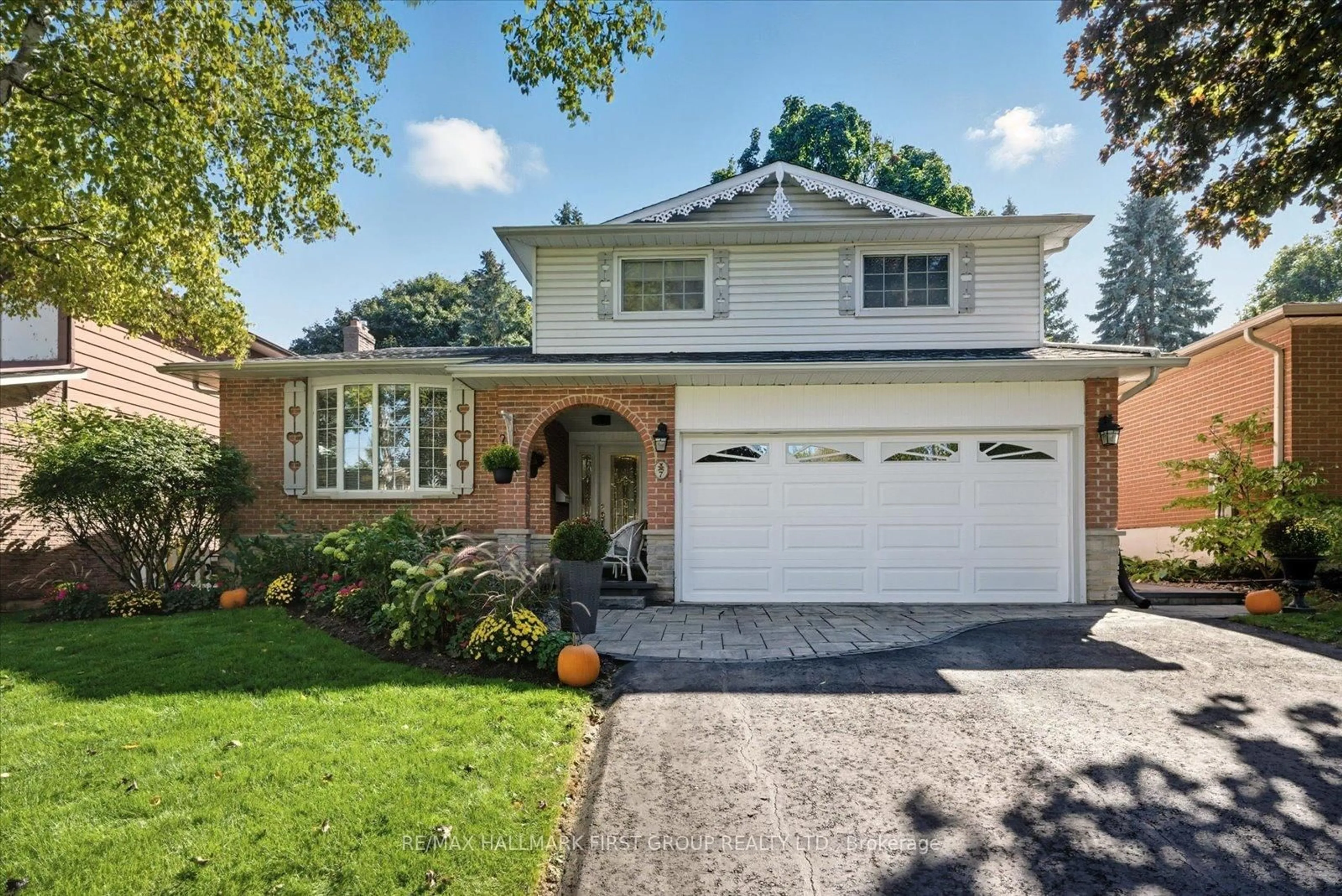 Home with vinyl exterior material, street for 7 Spry Ave, Clarington Ontario L1C 3T2