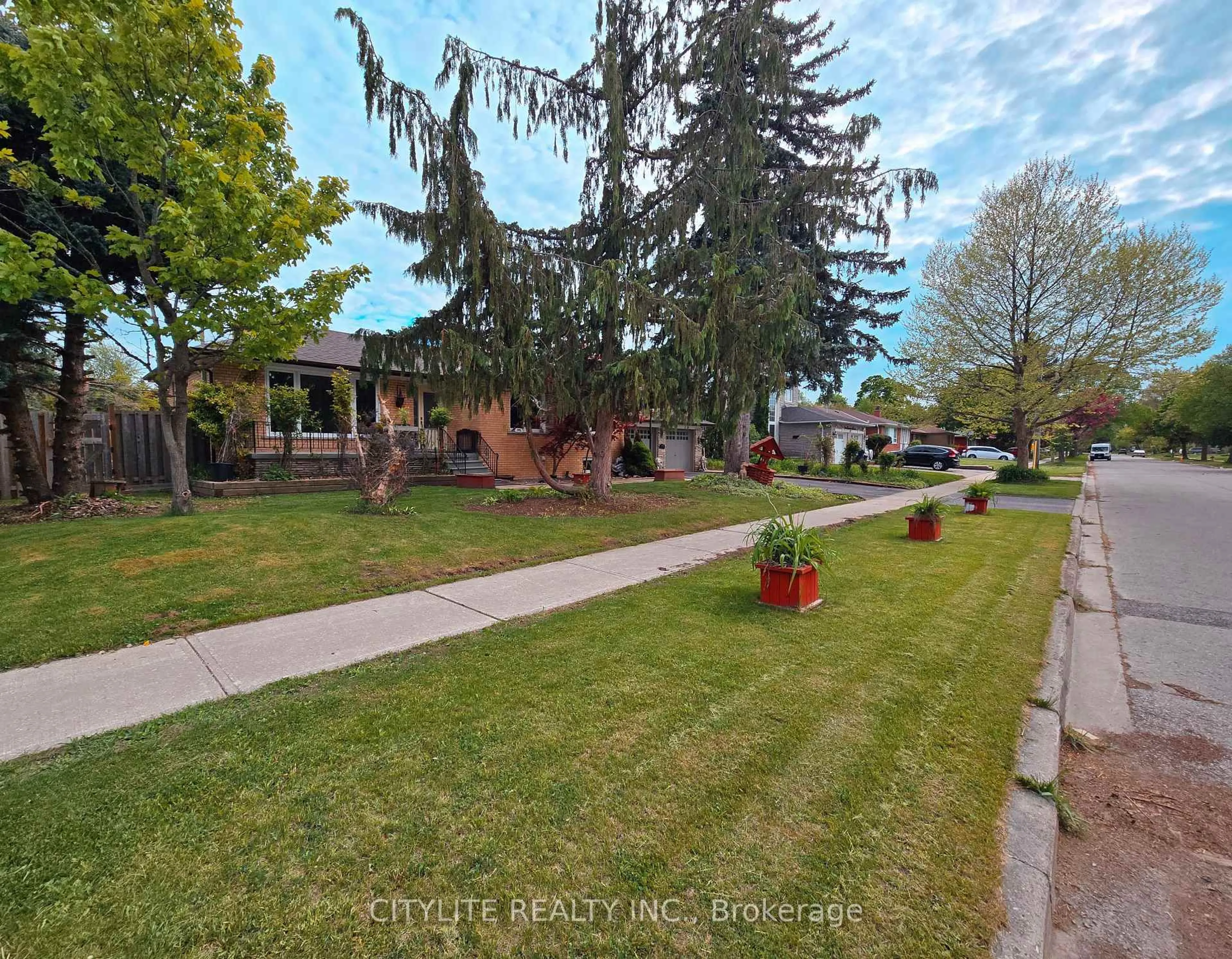 A pic from outside/outdoor area/front of a property/back of a property/a pic from drone, street for 2 Emmeline Cres, Toronto Ontario M1S 1L2