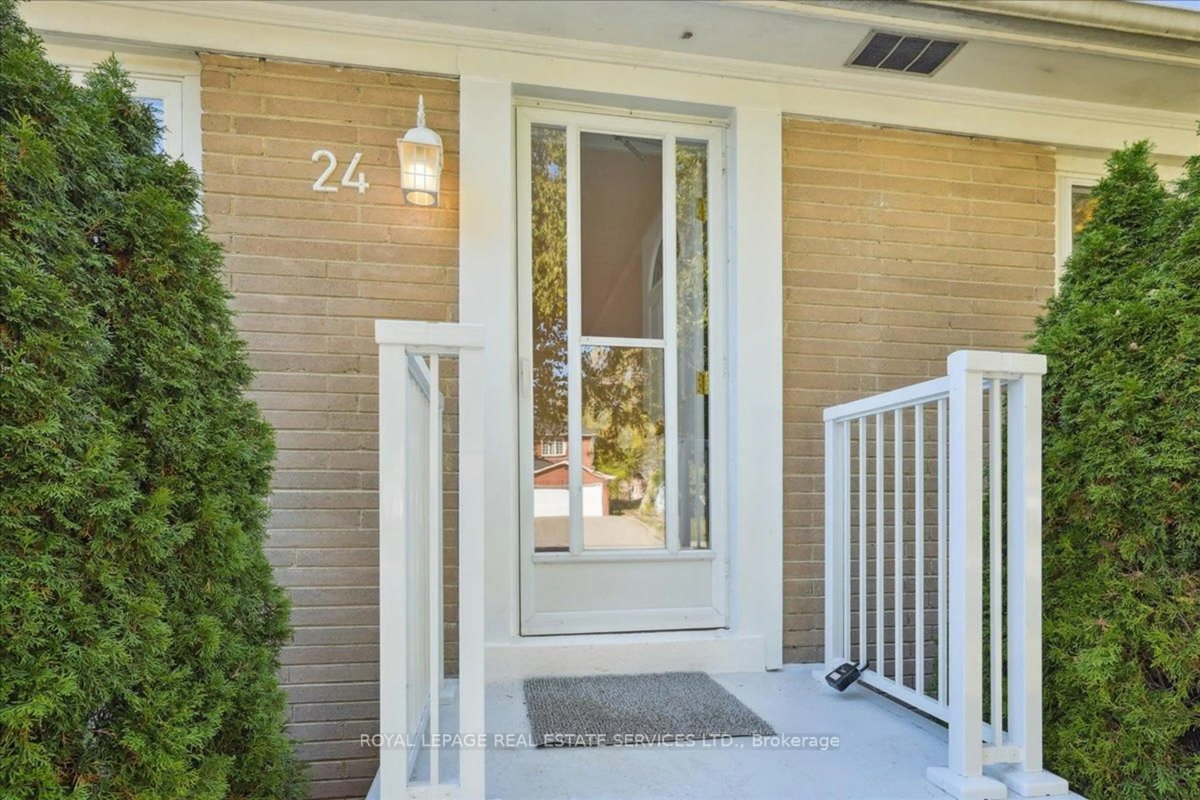Indoor entryway for 24 Fulham St, Toronto Ontario M1S 2A4