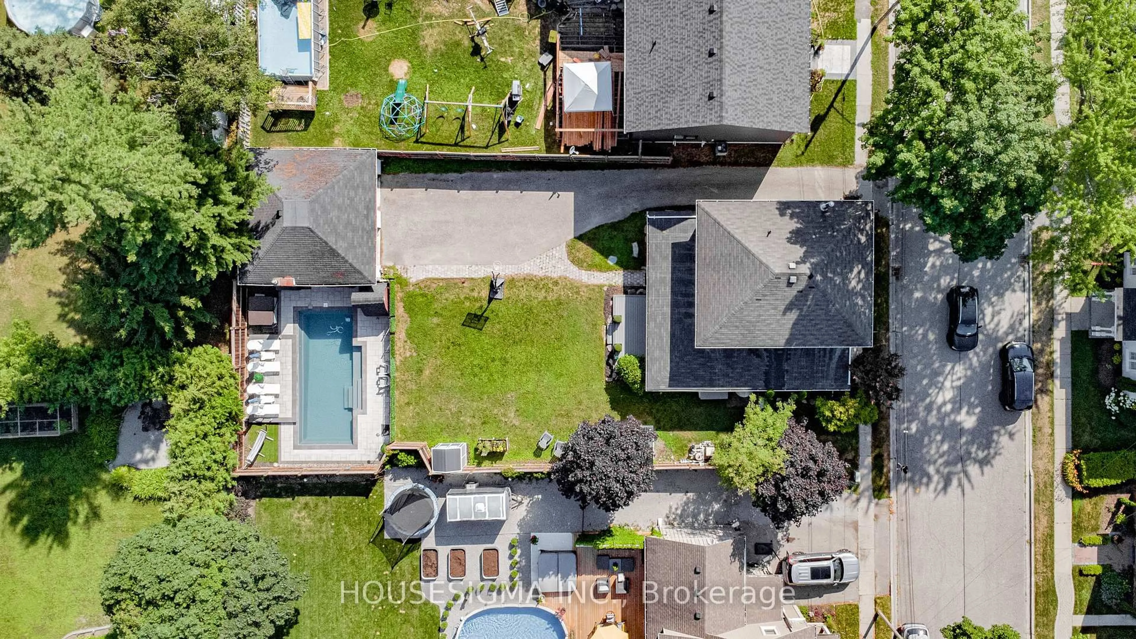 A pic from outside/outdoor area/front of a property/back of a property/a pic from drone, unknown for 26 Park St, Clarington Ontario L0B 1M0