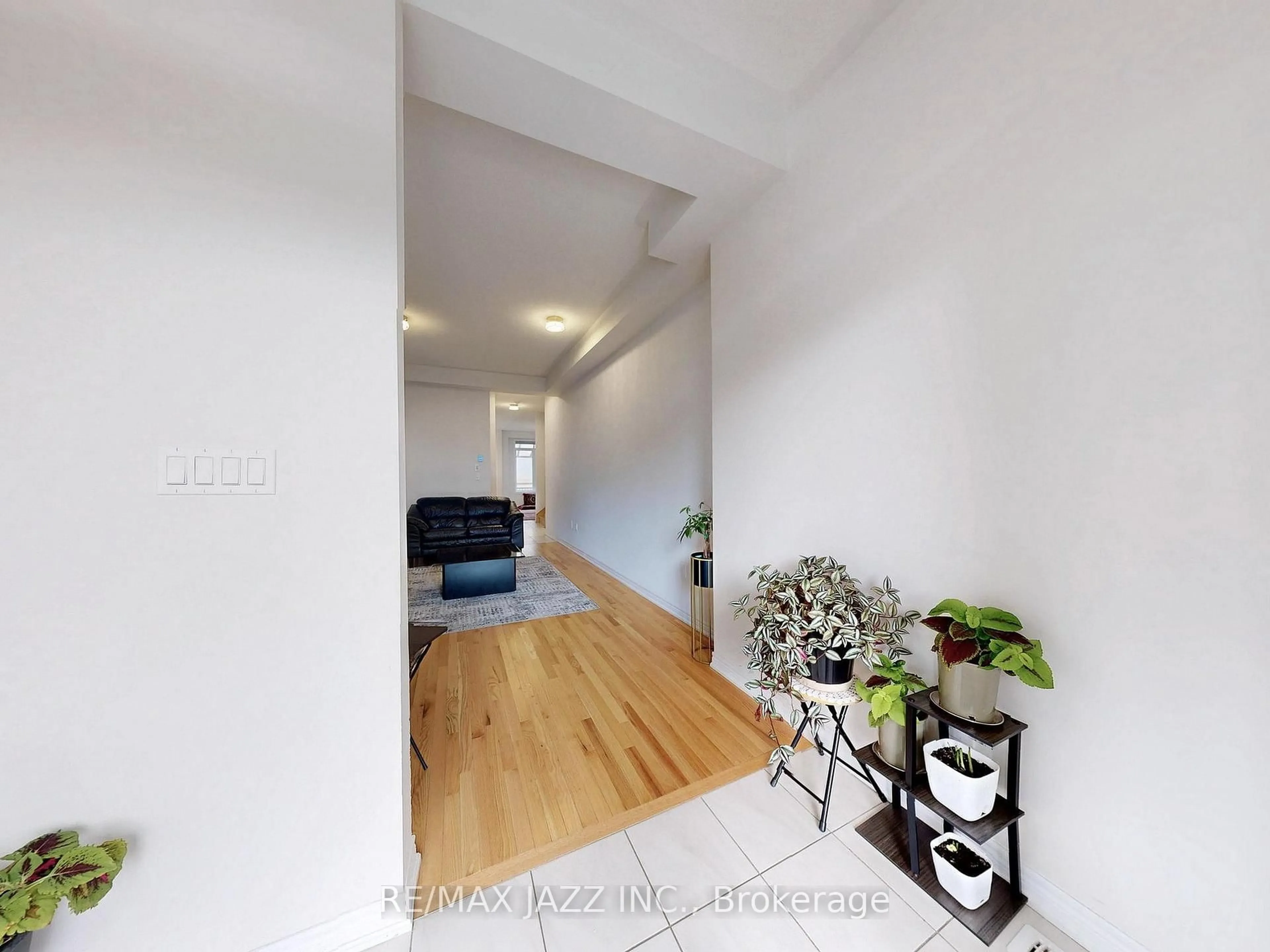 Indoor entryway for 1280 Amherst Gate, Oshawa Ontario L1L 0T1