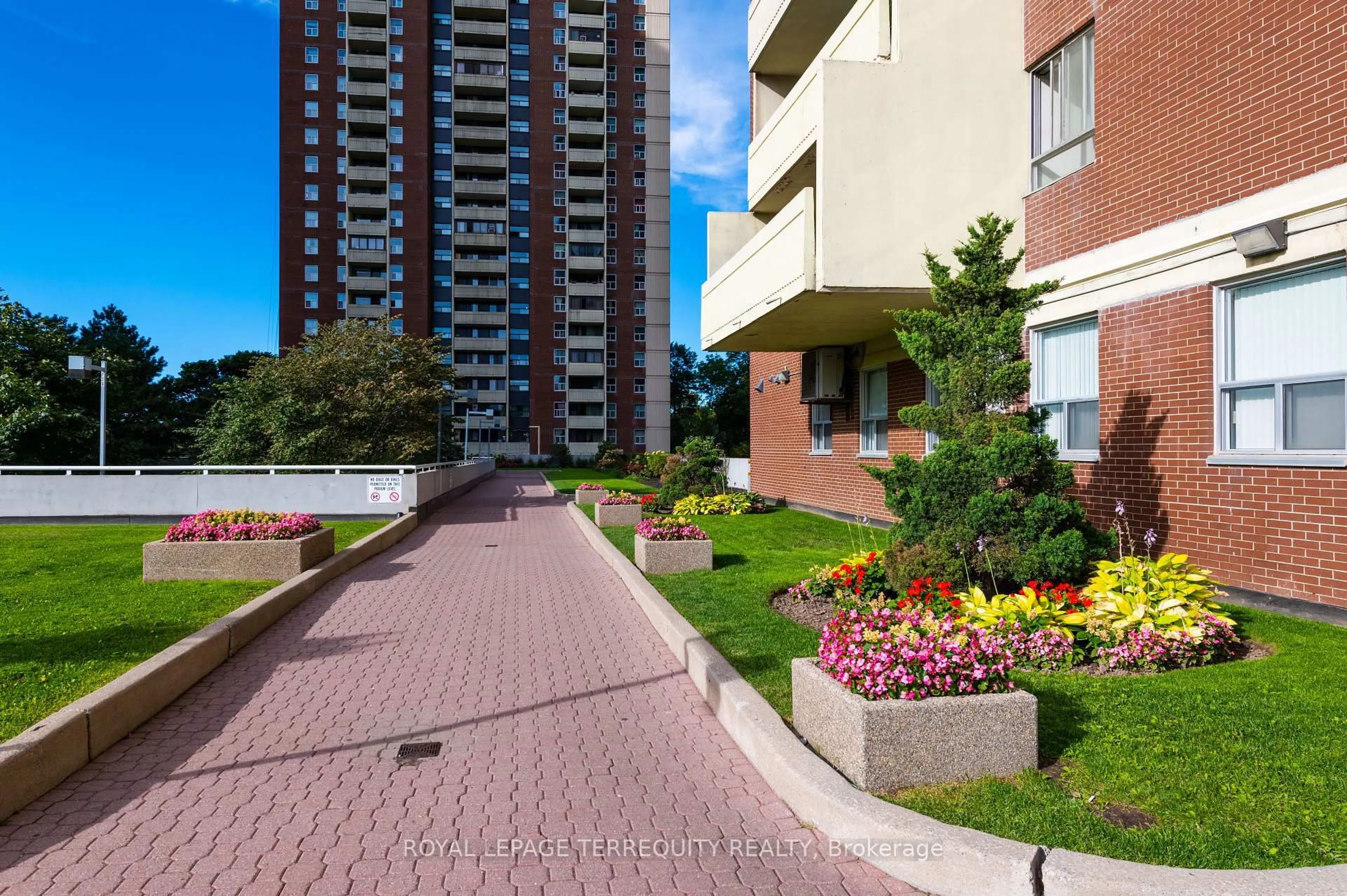 Patio, street for 5 Massey Sq #2807, Toronto Ontario M4C 5L6