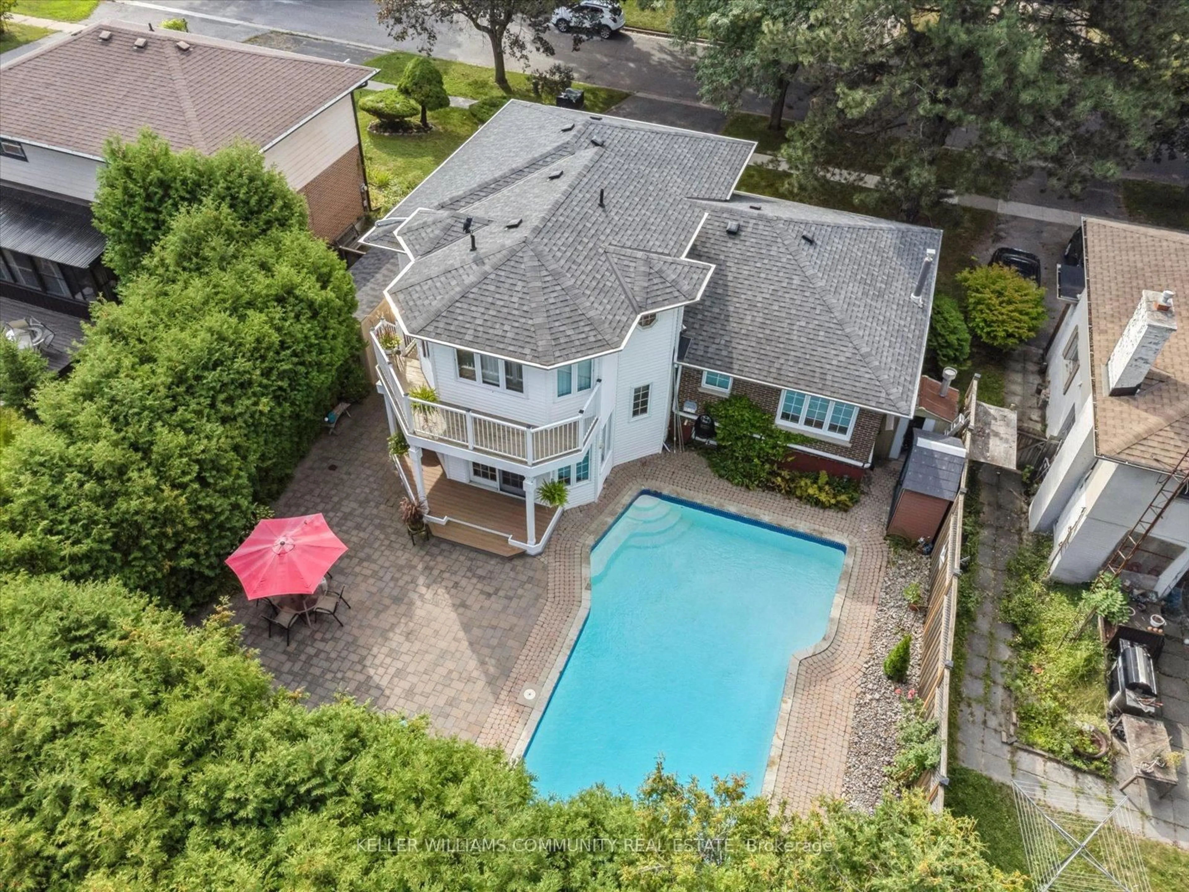 A pic from outside/outdoor area/front of a property/back of a property/a pic from drone, street for 208 Marigold Ave, Oshawa Ontario L1G 3G3