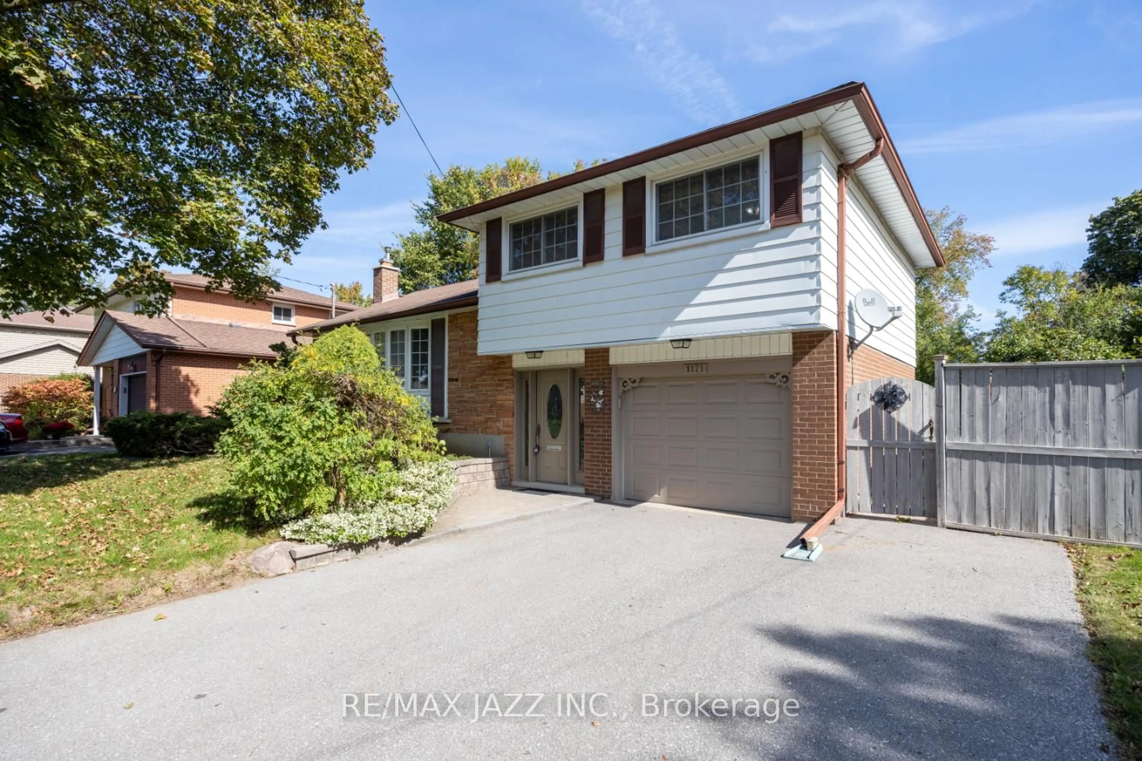 A pic from outside/outdoor area/front of a property/back of a property/a pic from drone, street for 1171 Northridge St, Oshawa Ontario L1G 3P3