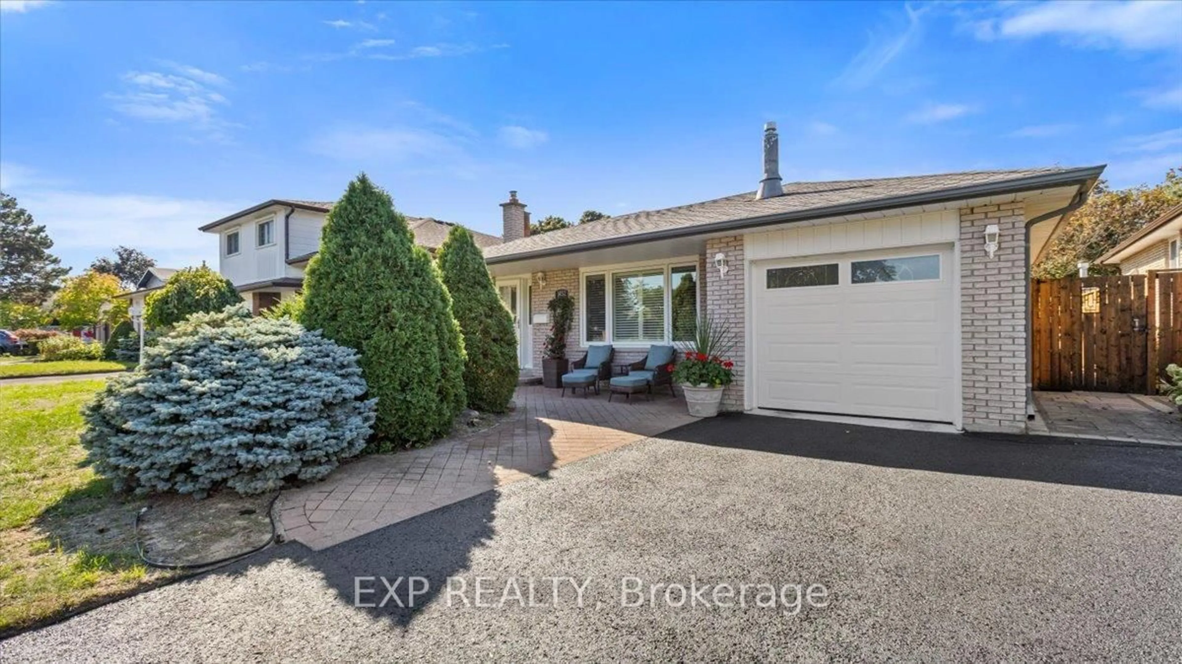 A pic from outside/outdoor area/front of a property/back of a property/a pic from drone, street for 1452 Oneida Crt, Oshawa Ontario L1G 4M6