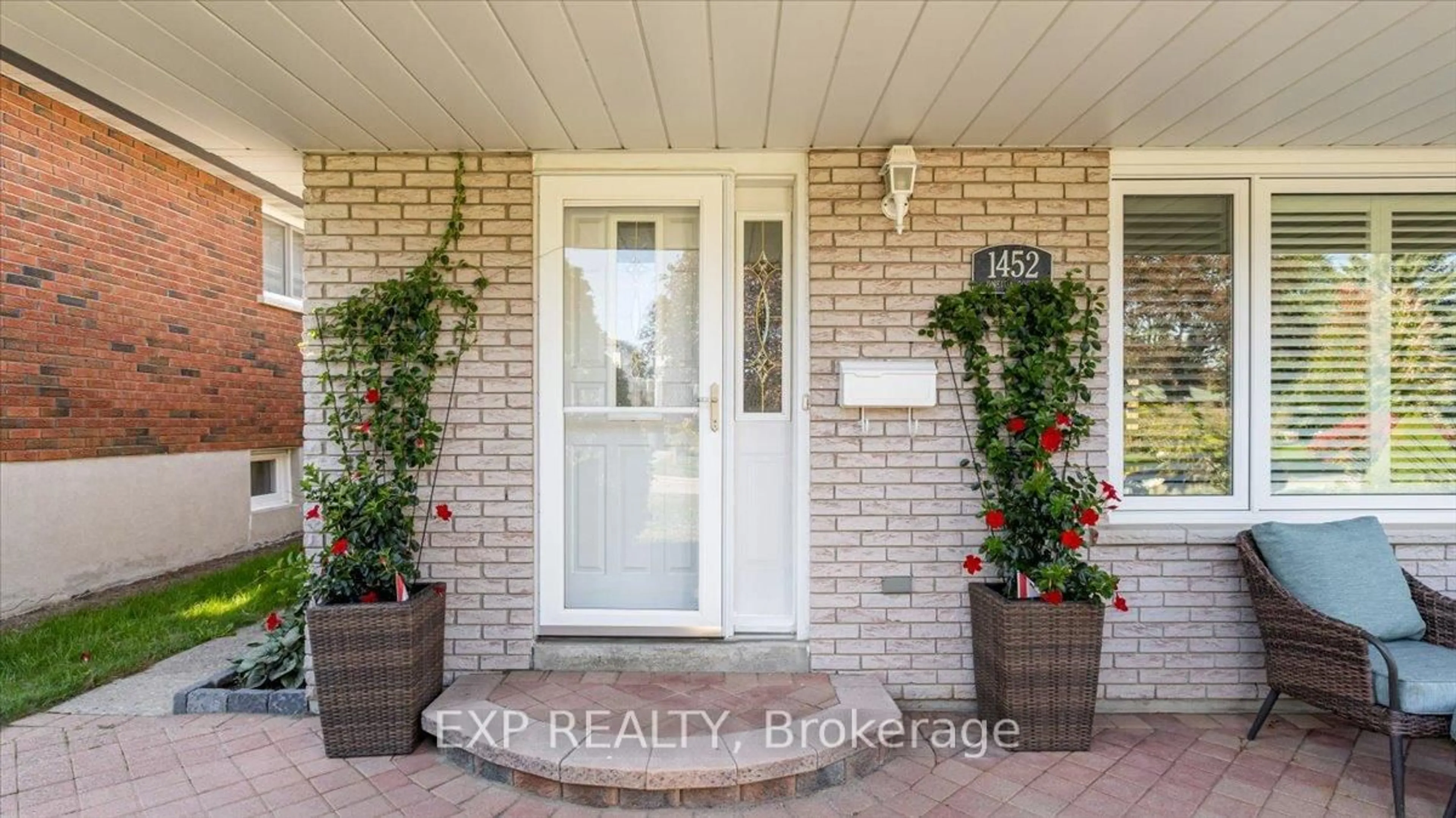 Indoor entryway for 1452 Oneida Crt, Oshawa Ontario L1G 4M6