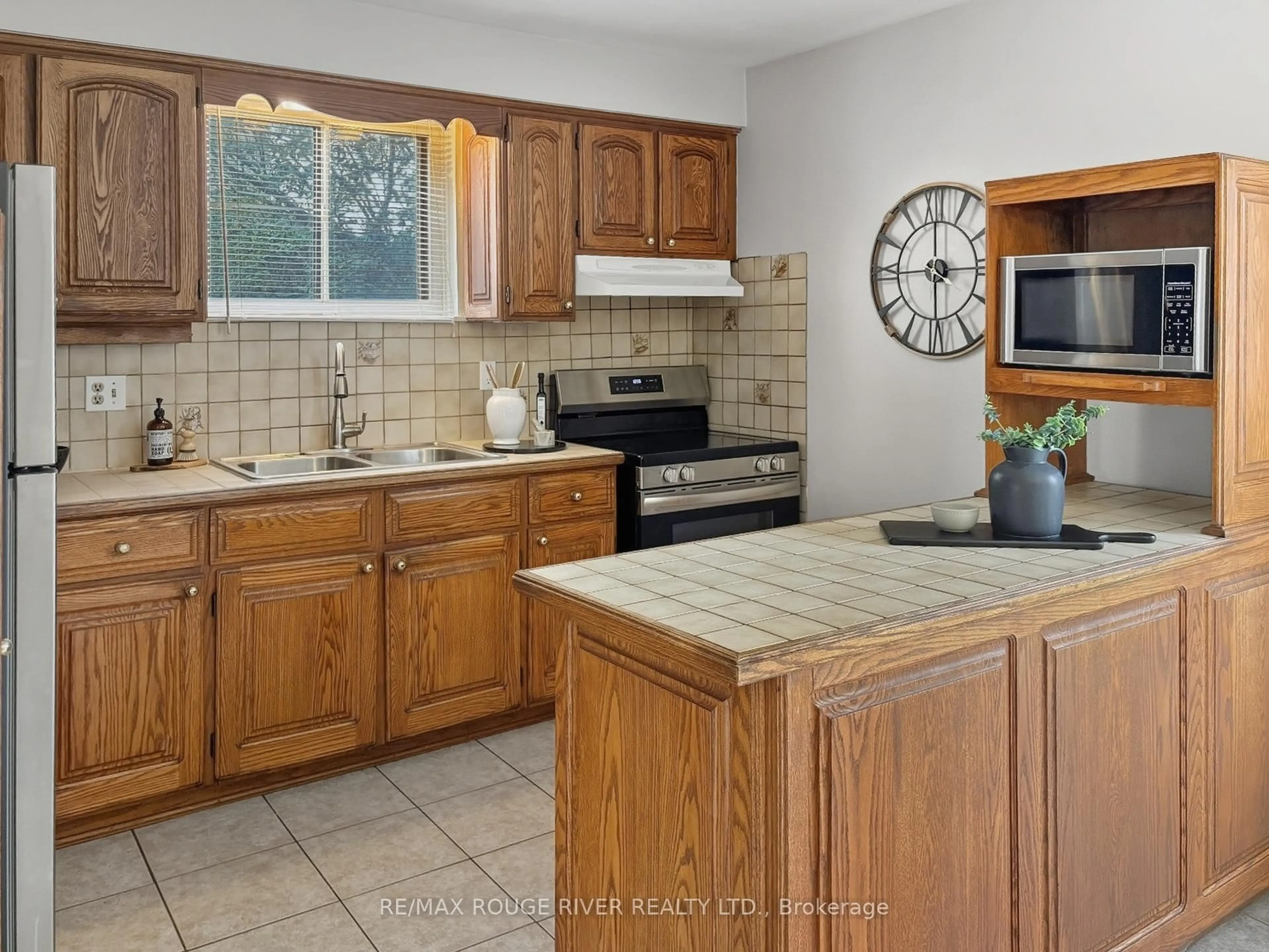 Standard kitchen, ceramic/tile floor for 1202 Byron St, Whitby Ontario L1N 4S5