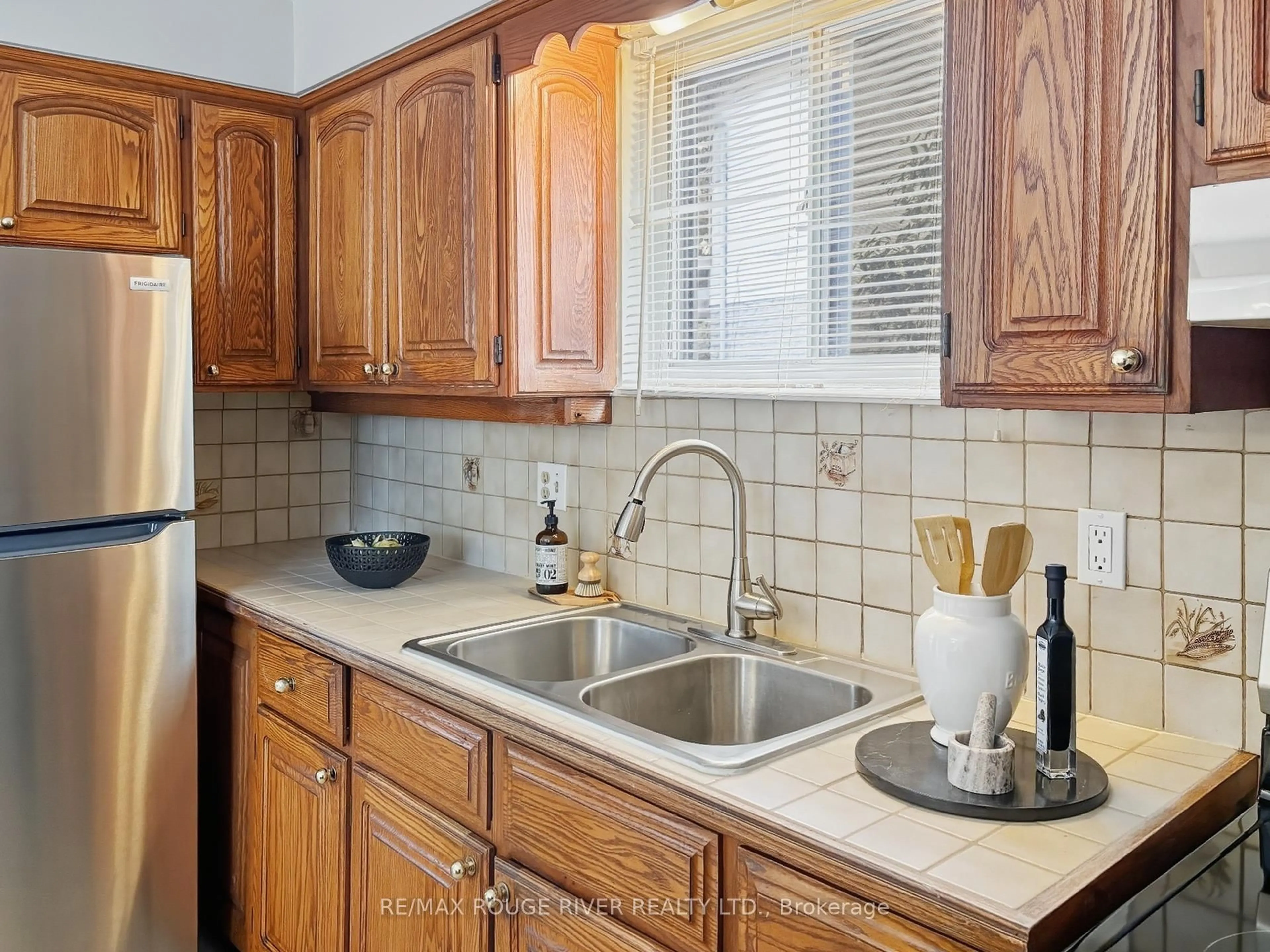 Standard kitchen, ceramic/tile floor for 1202 Byron St, Whitby Ontario L1N 4S5