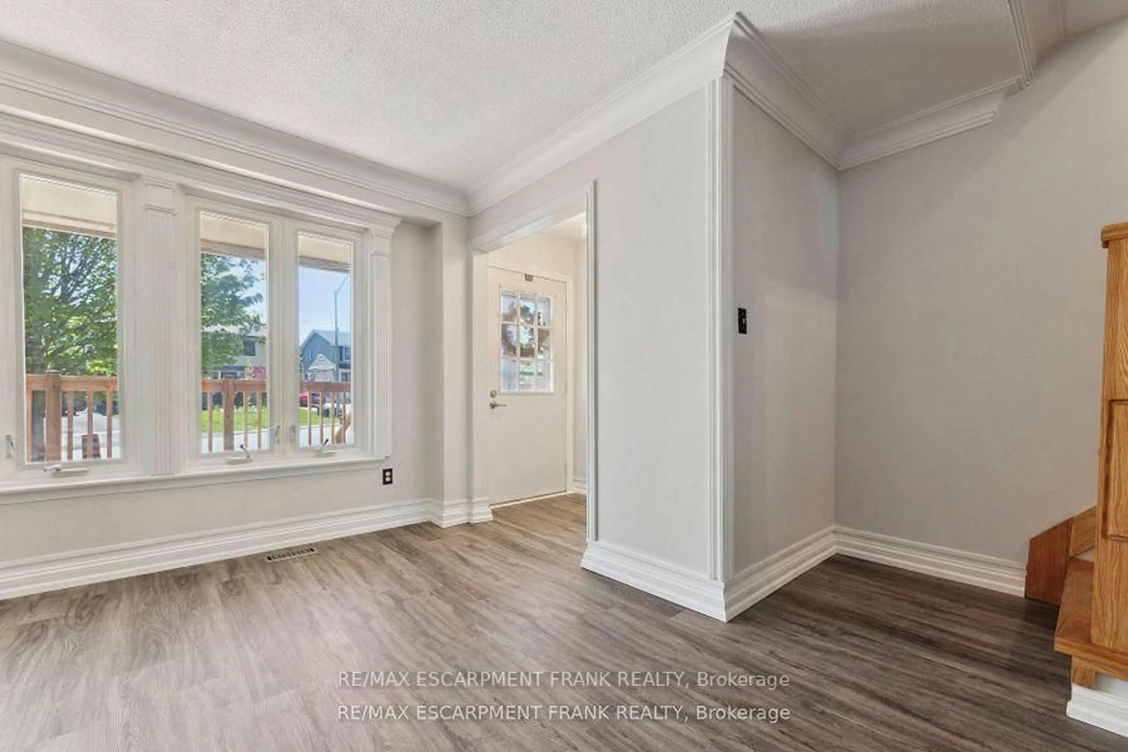 Indoor entryway for 647 Balsam Cres, Oshawa Ontario L1J 6A1