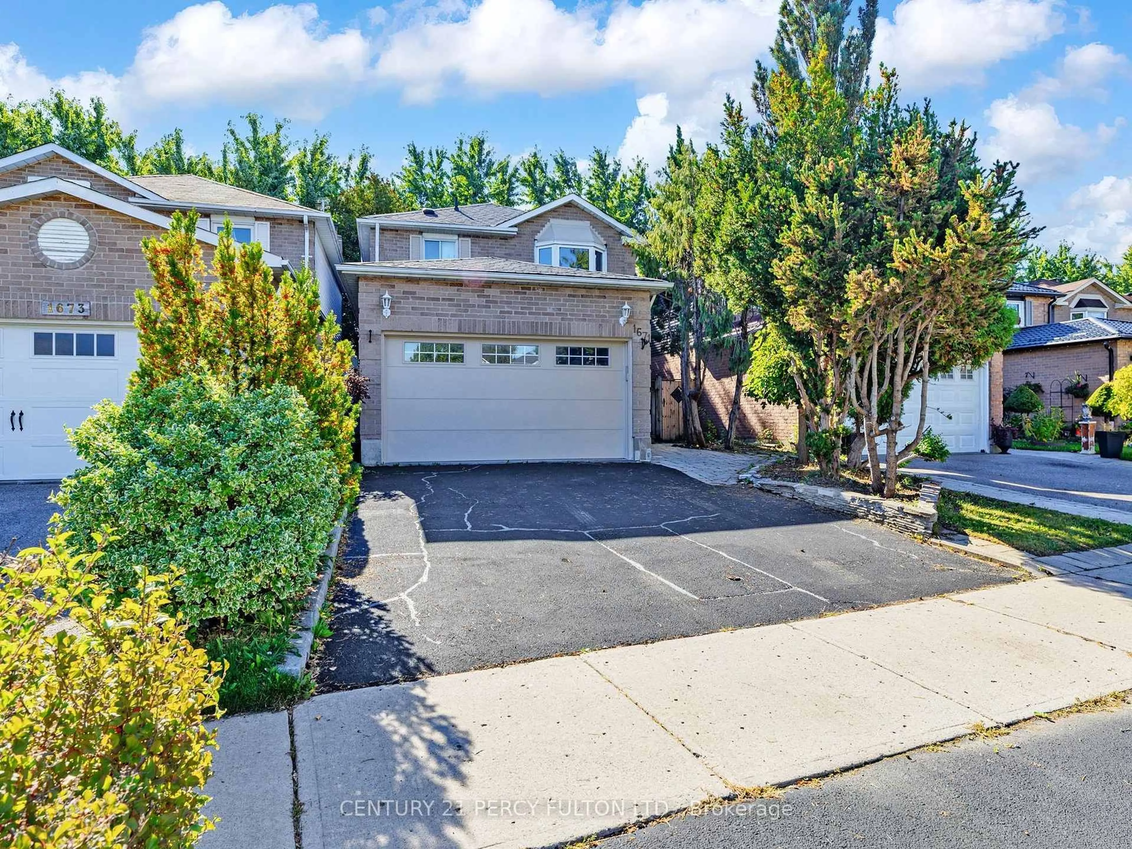 A pic from outside/outdoor area/front of a property/back of a property/a pic from drone, street for 1671 Portland Crt, Pickering Ontario L1V 5L5
