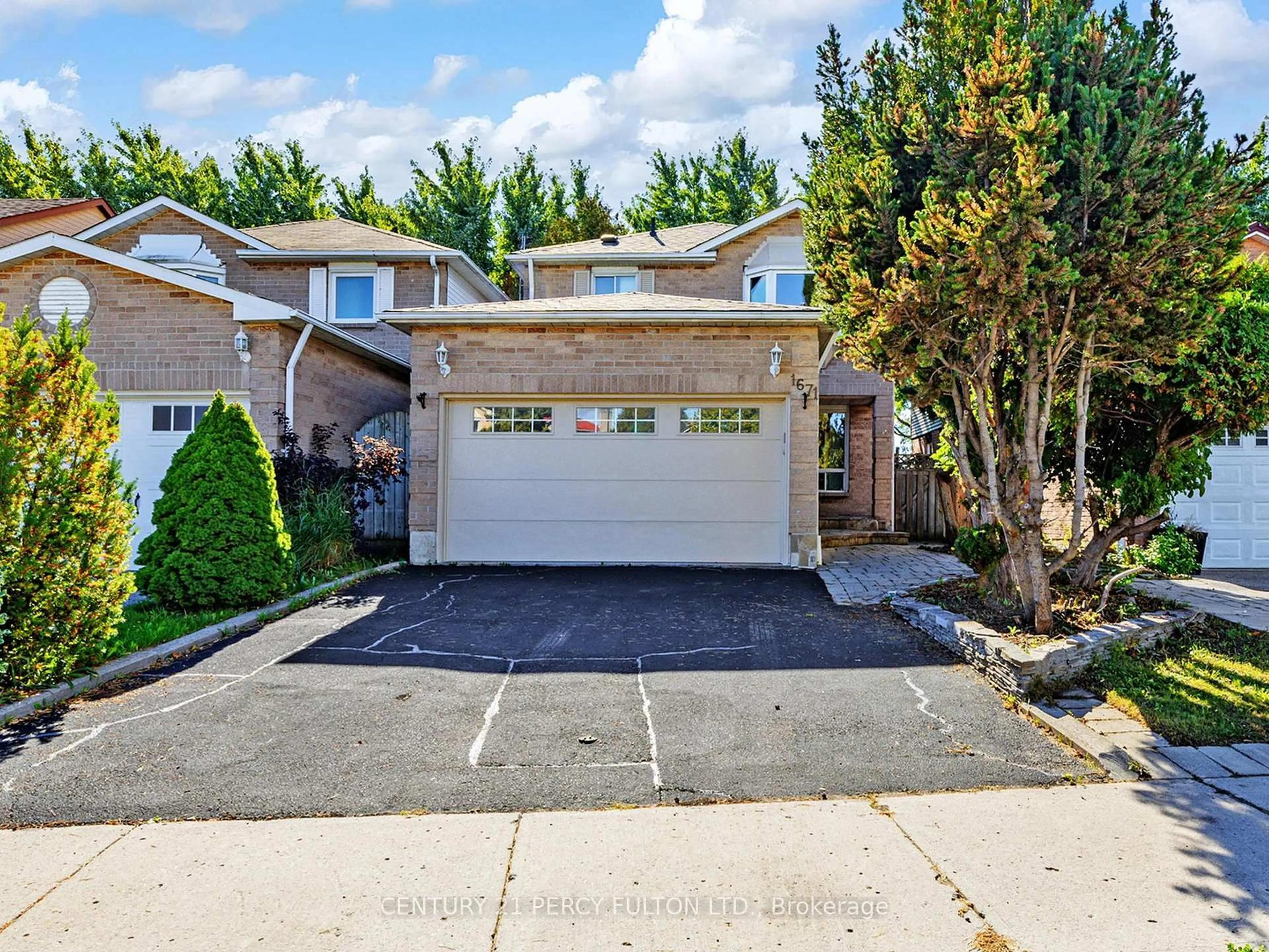 A pic from outside/outdoor area/front of a property/back of a property/a pic from drone, street for 1671 Portland Crt, Pickering Ontario L1V 5L5