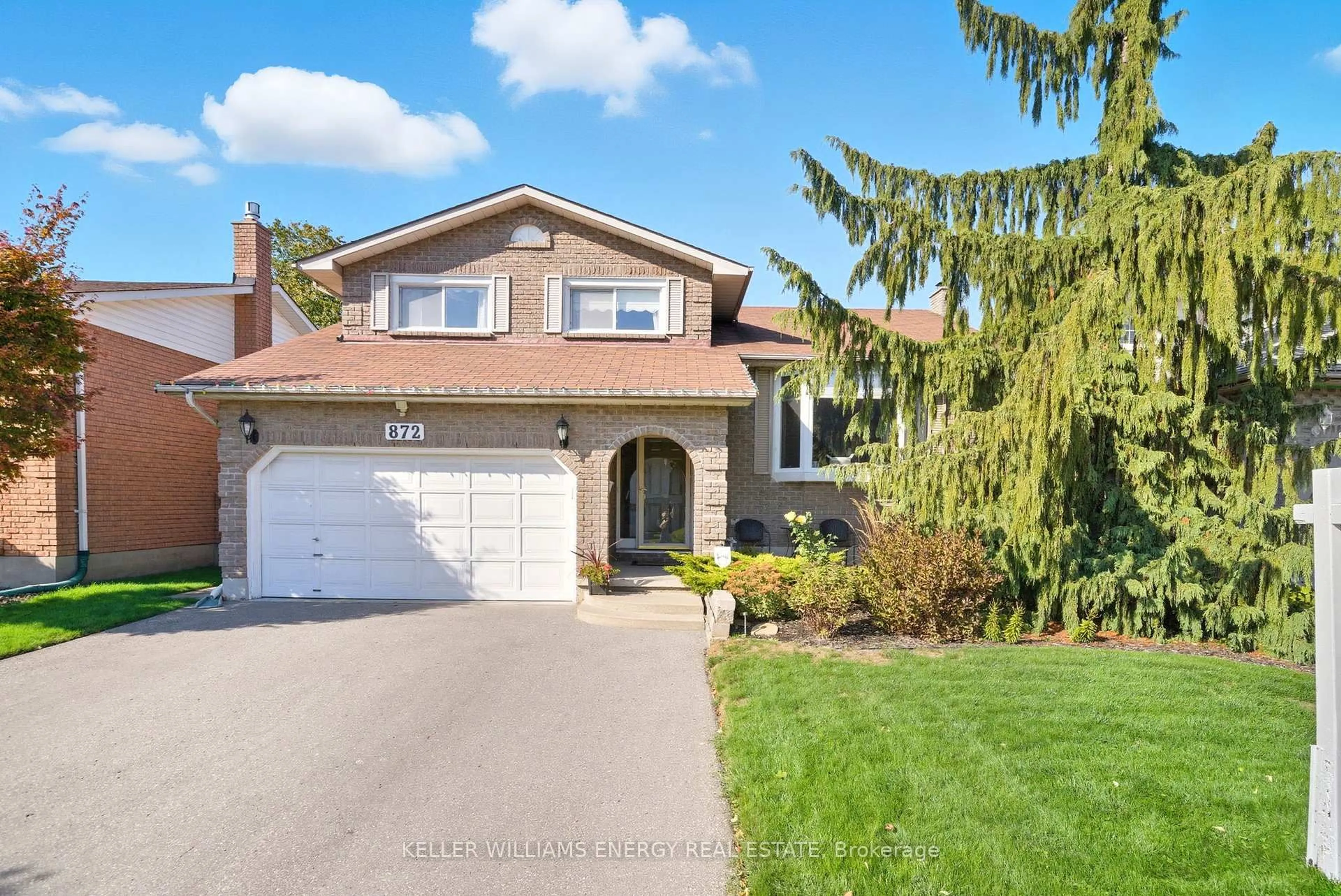 Home with vinyl exterior material, street for 872 Mount Allan Ave, Oshawa Ontario L1J 7M7