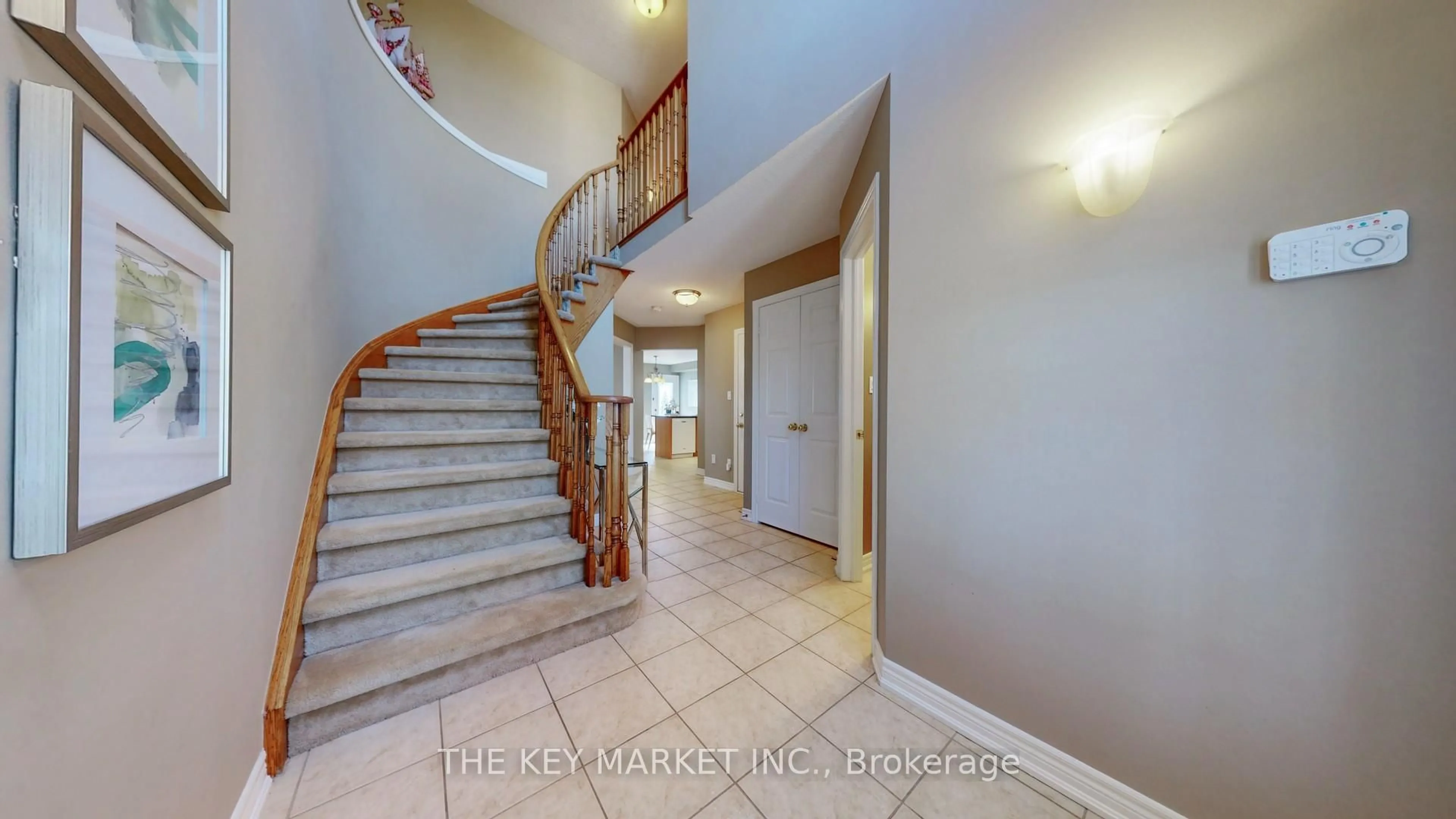 Indoor foyer for 3 Cranborne Cres, Whitby Ontario L1M 2M2