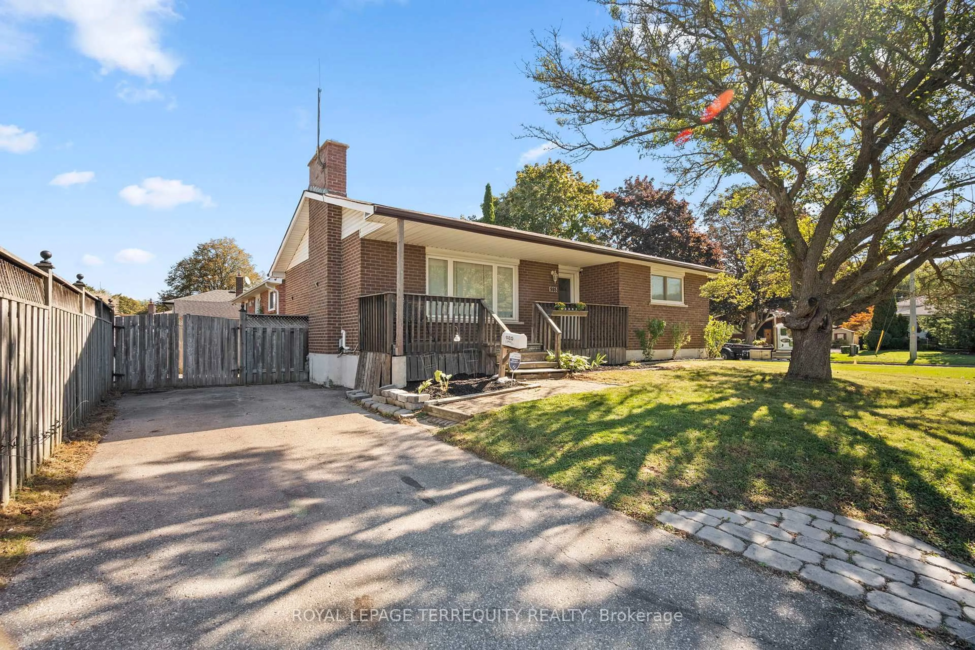A pic from outside/outdoor area/front of a property/back of a property/a pic from drone, street for 985 Susan Crt, Oshawa Ontario L1H 7B7