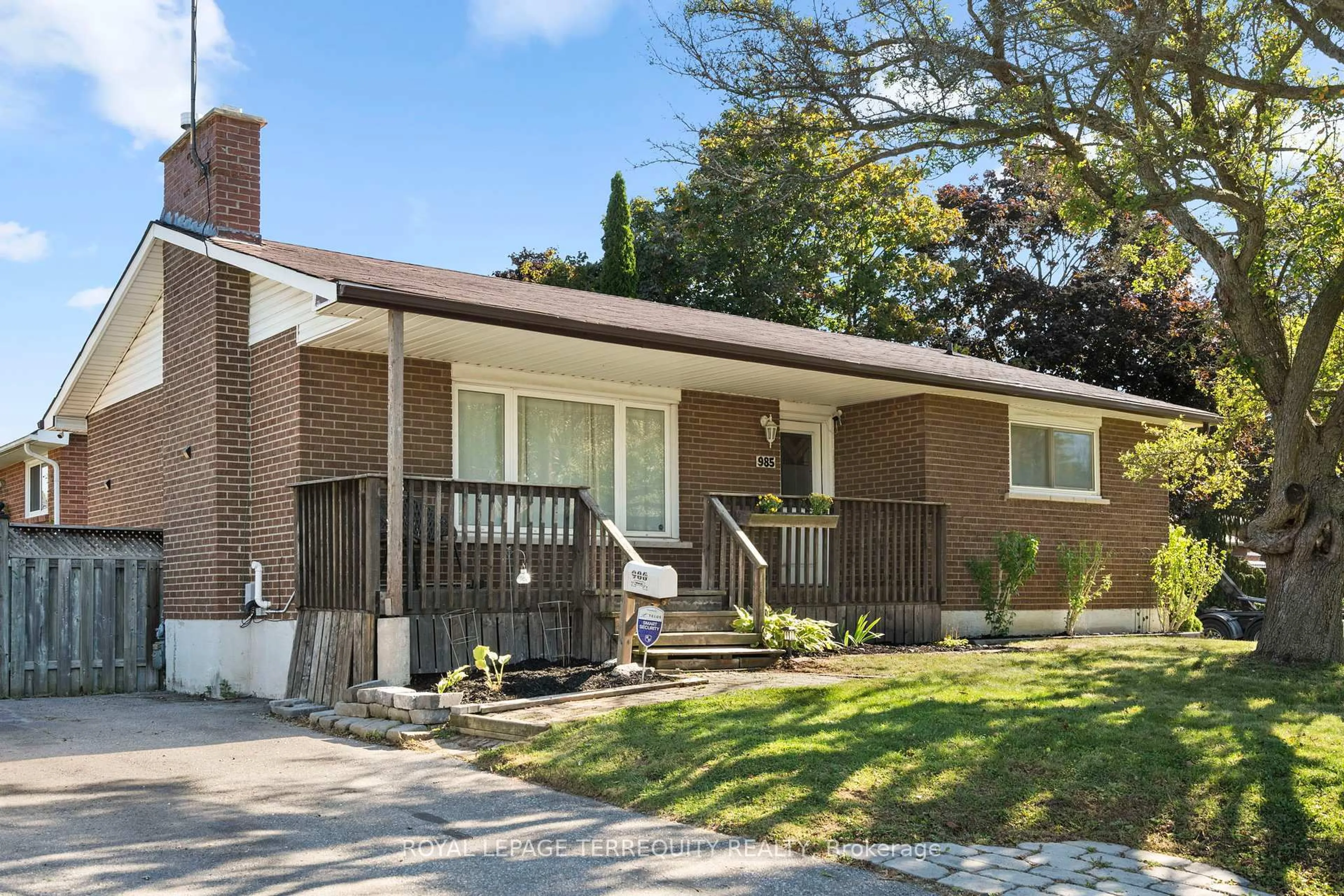 Home with brick exterior material, street for 985 Susan Crt, Oshawa Ontario L1H 7B7