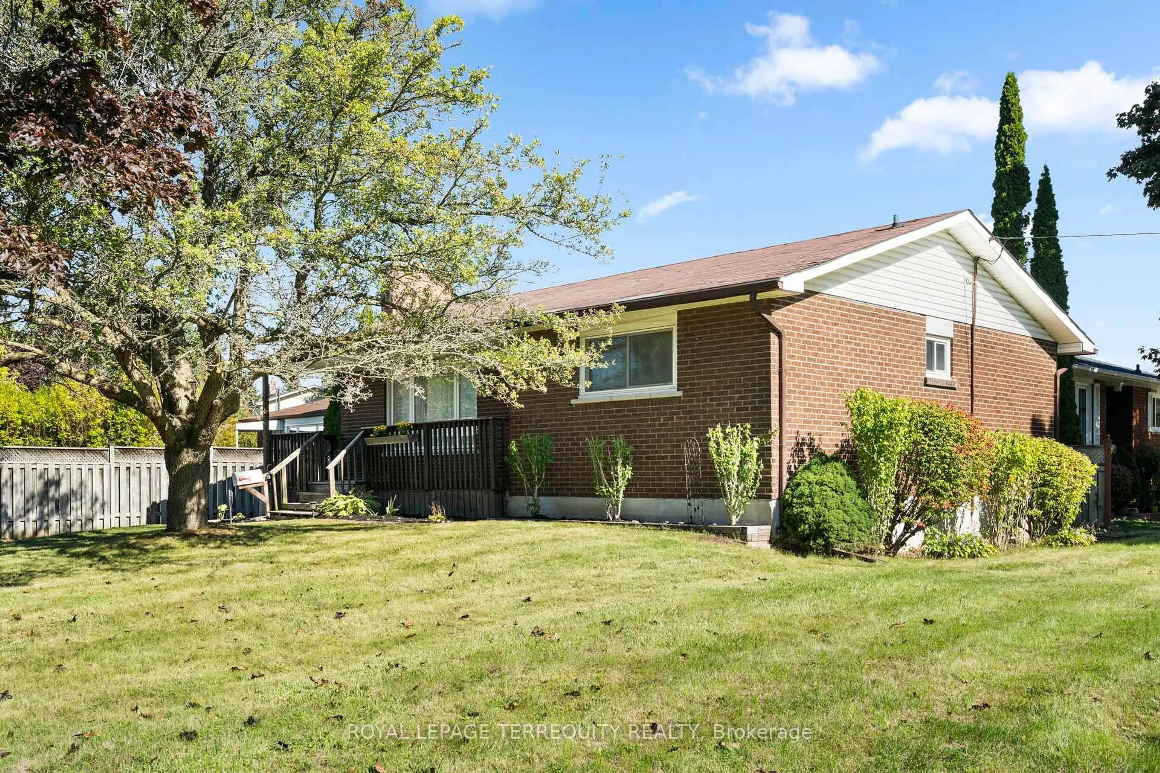 Home with brick exterior material, street for 985 Susan Crt, Oshawa Ontario L1H 7B7