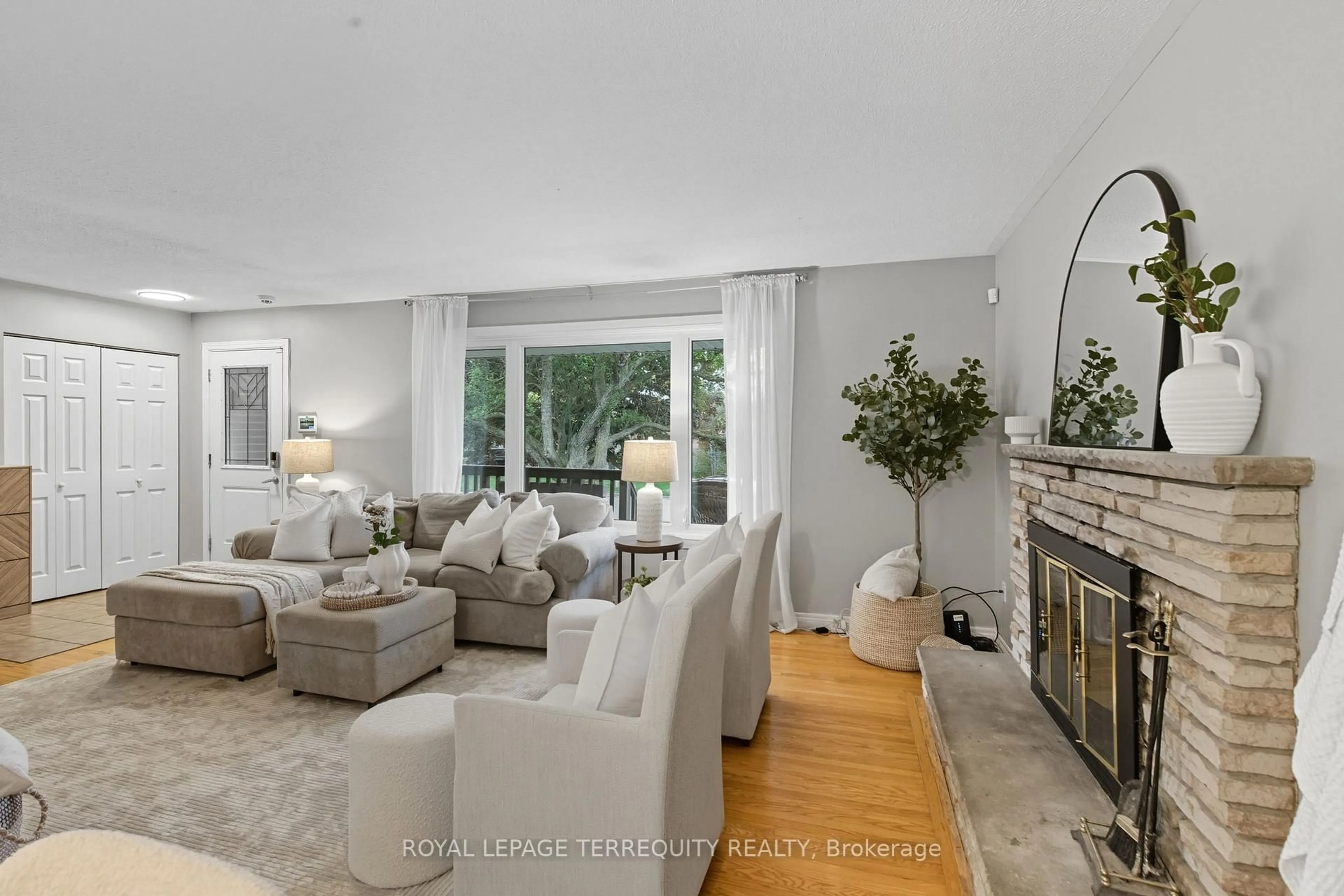 Living room with furniture, unknown for 985 Susan Crt, Oshawa Ontario L1H 7B7