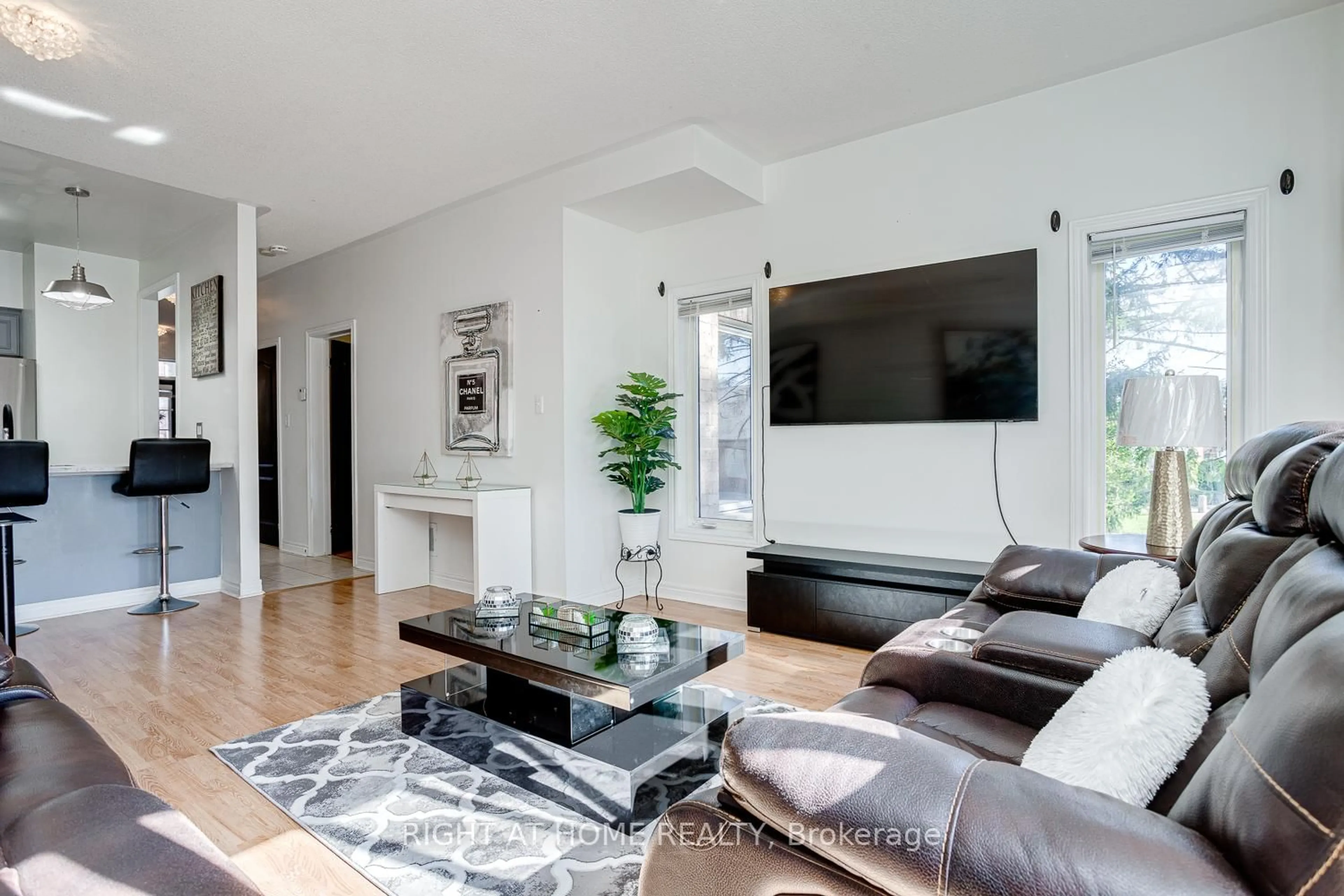 Living room with furniture, unknown for 19 Niagara Dr #17, Oshawa Ontario L1G 8G2